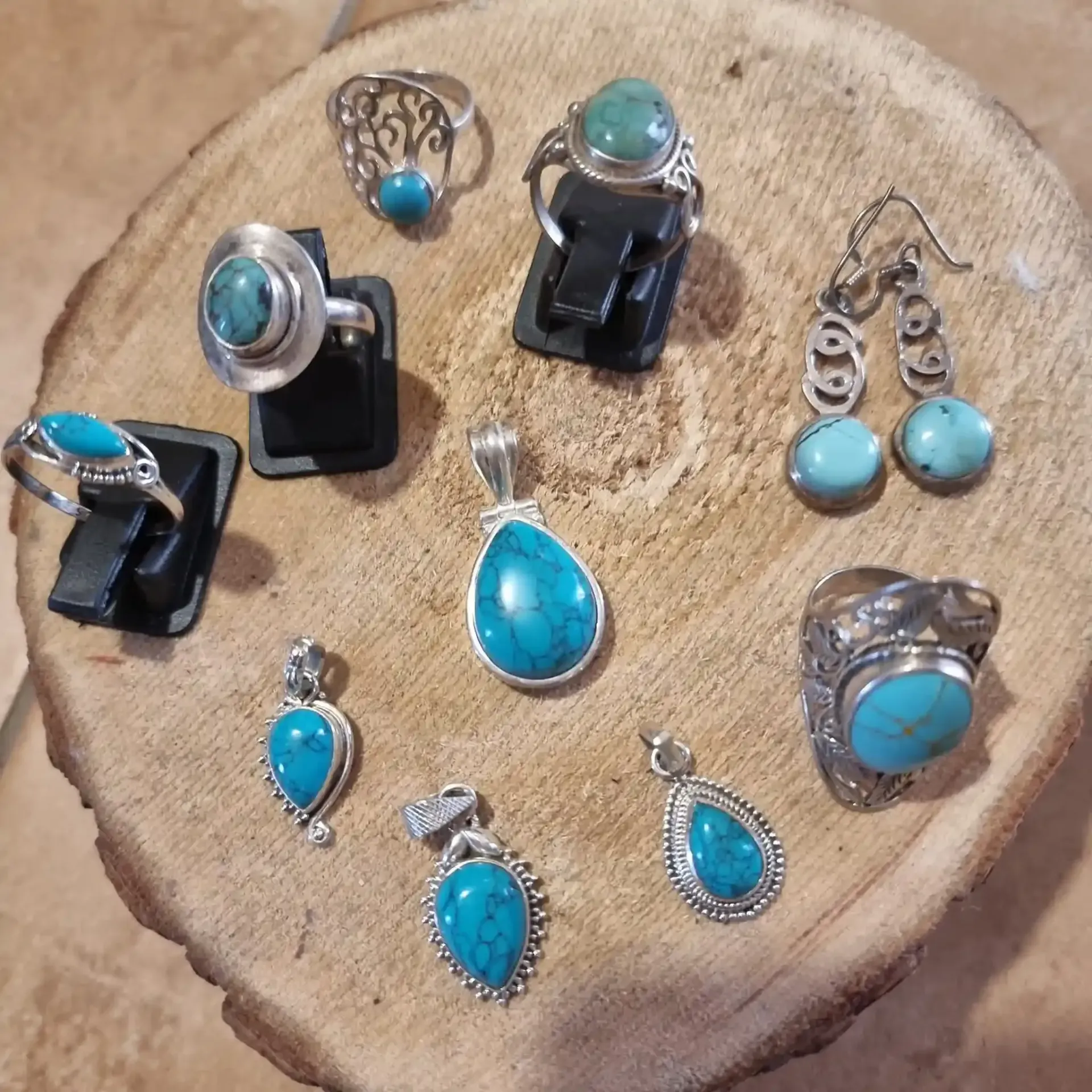 Una vitrina con joyas de turquesa y plata