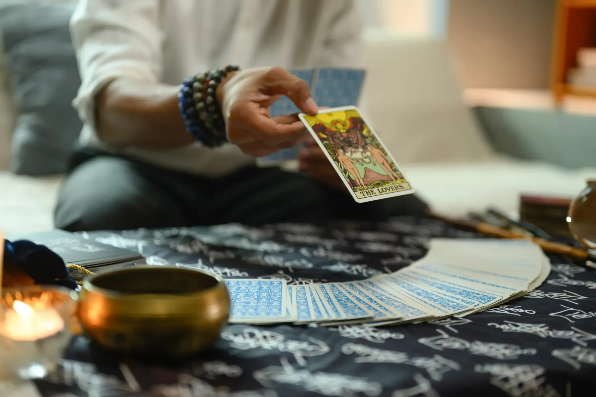 Una persona sostiene una carta del tarot