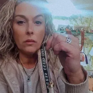 Una persona con cabello ondulado