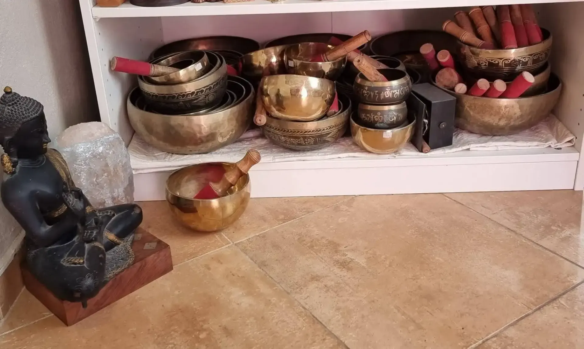 Un estante lleno de cuencos tibetanos