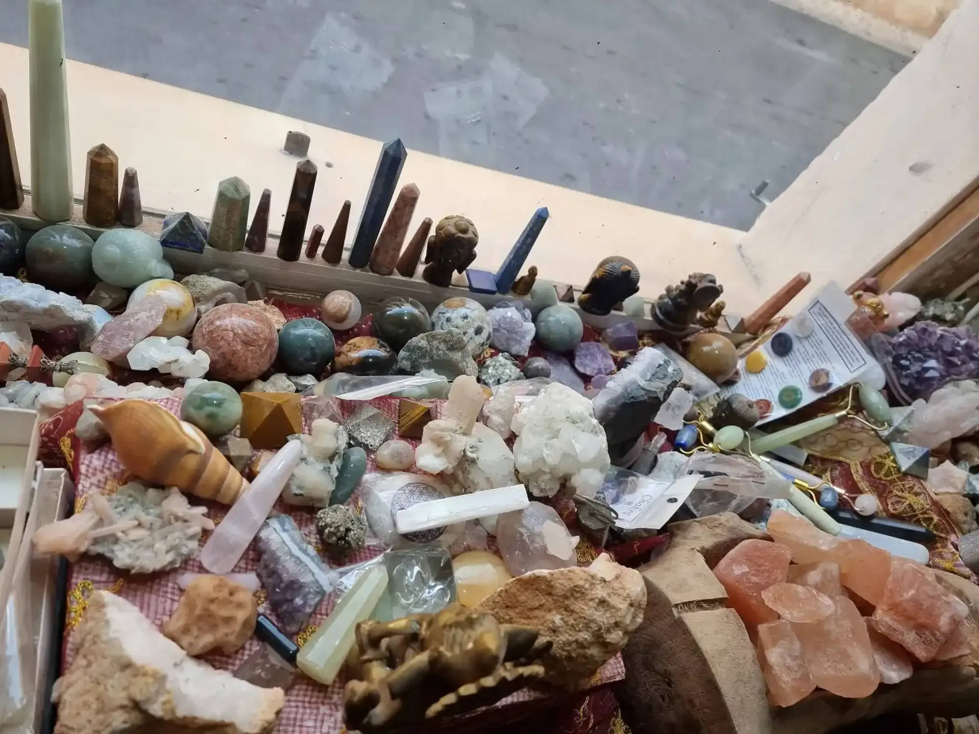 Una colección de diversos cristales