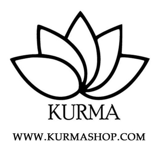 Logotipo de Kurma, que presenta el contorno negro de una flor de loto