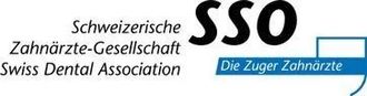 Logo der Schweizerischen Zahnärztevereinigung SSO mit deutschem und englischem Text; blaues Banner für Zahnärzte in Zug