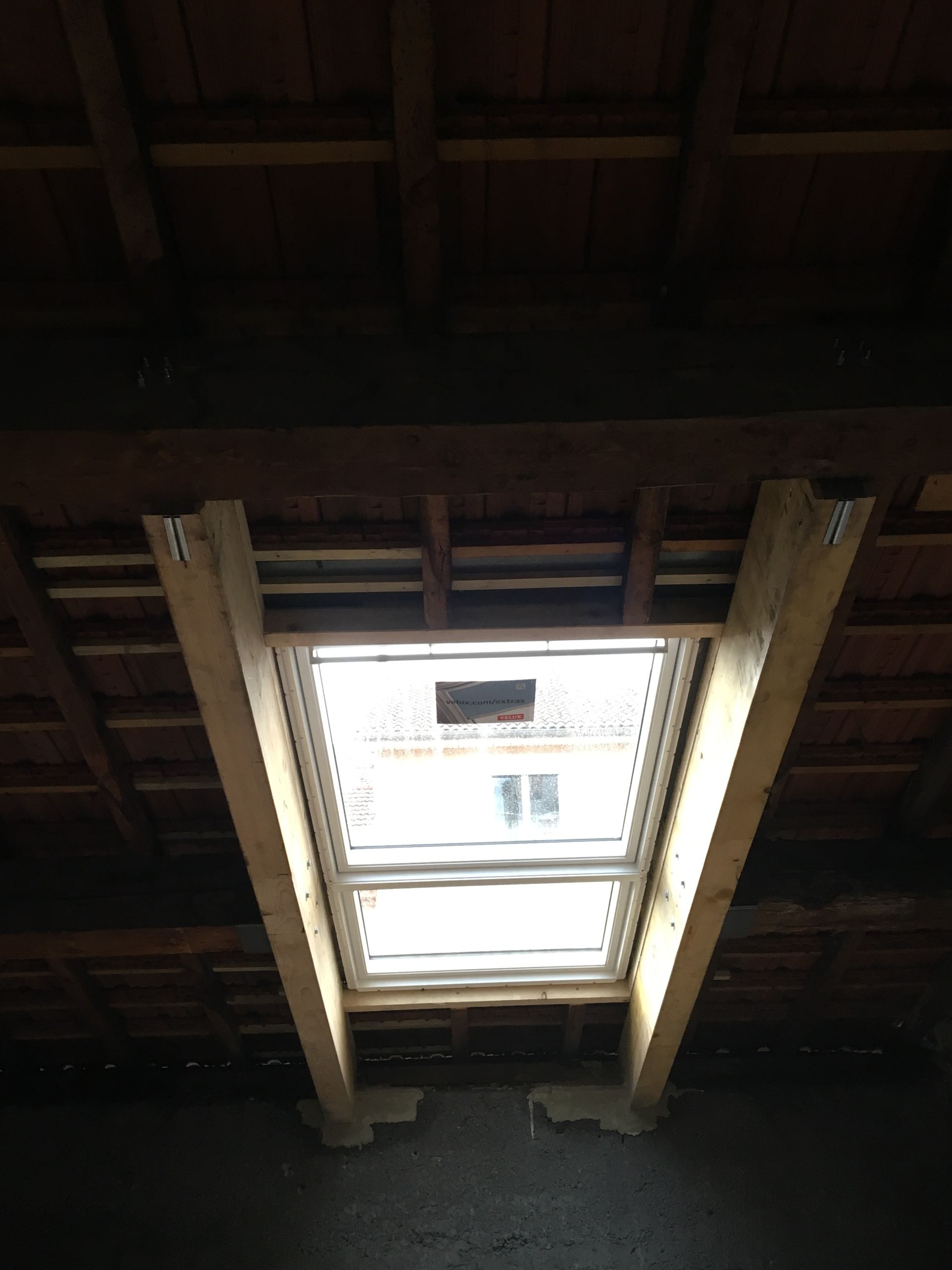 Pose de fenêtre de toit