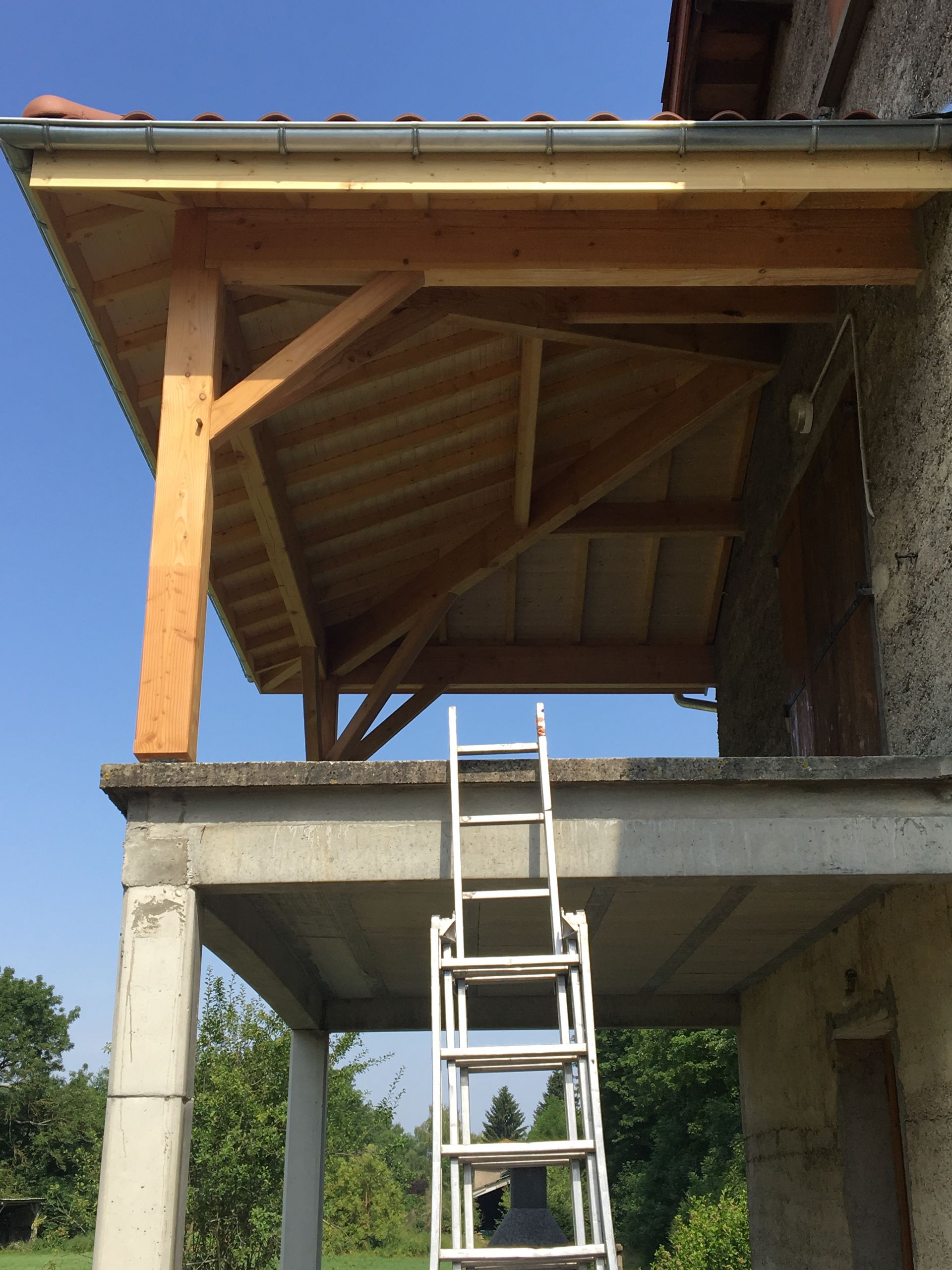 Pose de charpente traditionnelle en bois