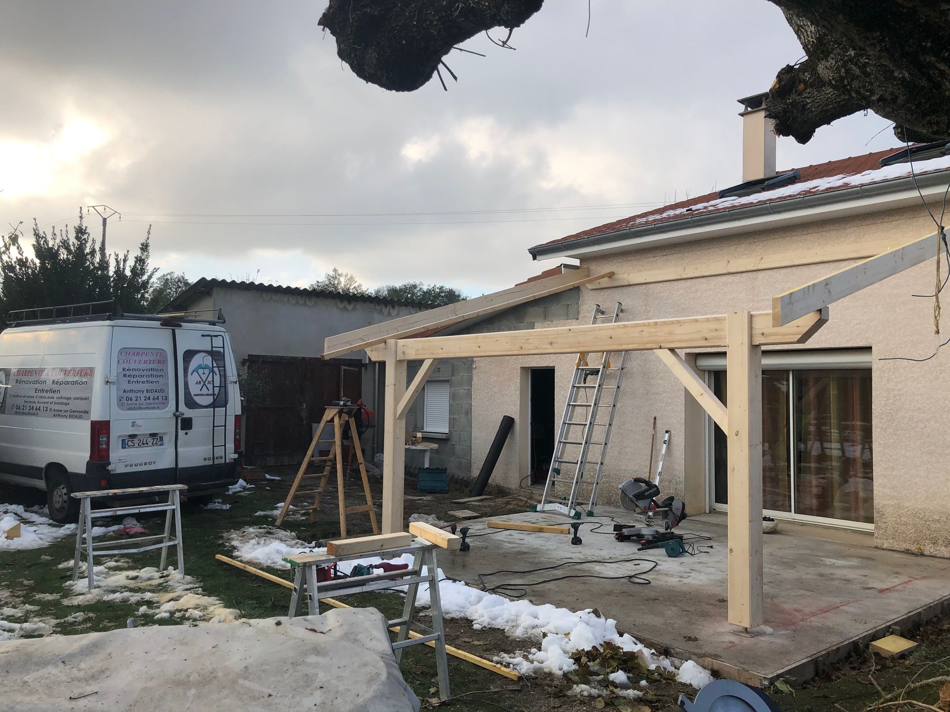 Installation de charpente traditionnelle en bois