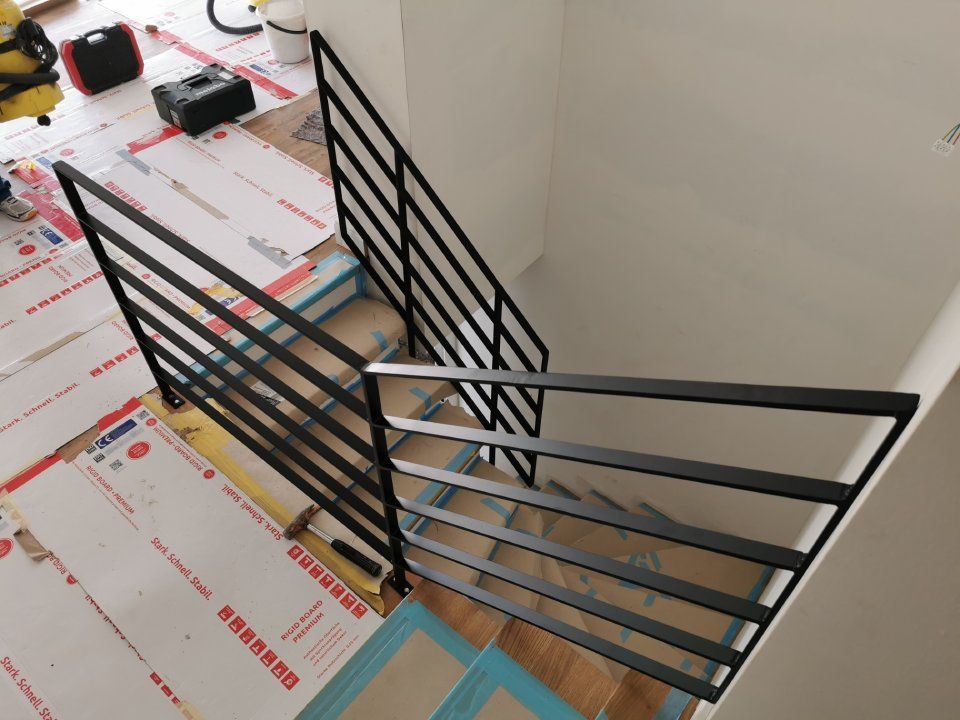 Treppe mit Geländer, die von Montageservice Kundt montiert wurde