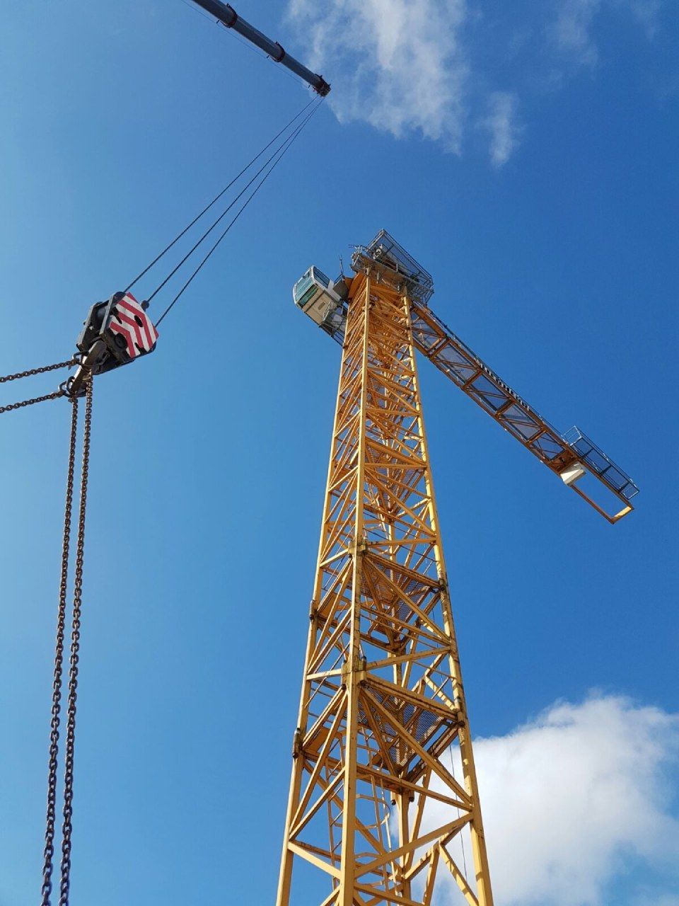 Baukran, der von Montageservice Kundt montiert wurde