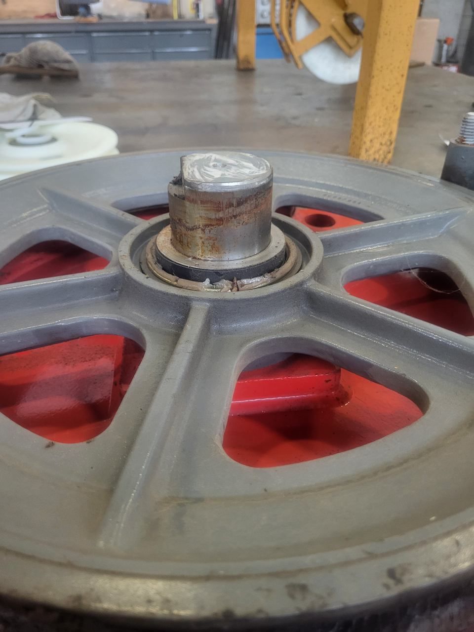 Maschinenrad, das von Montageservice Kundt repariert wird