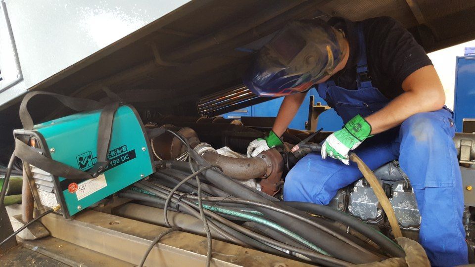 Mitarbeiter von Montageservice Kundt verlegt Kabel