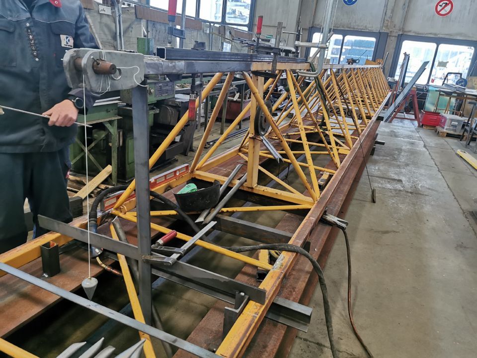 Baukran, der von Montageservice Kundt geschweißt wird