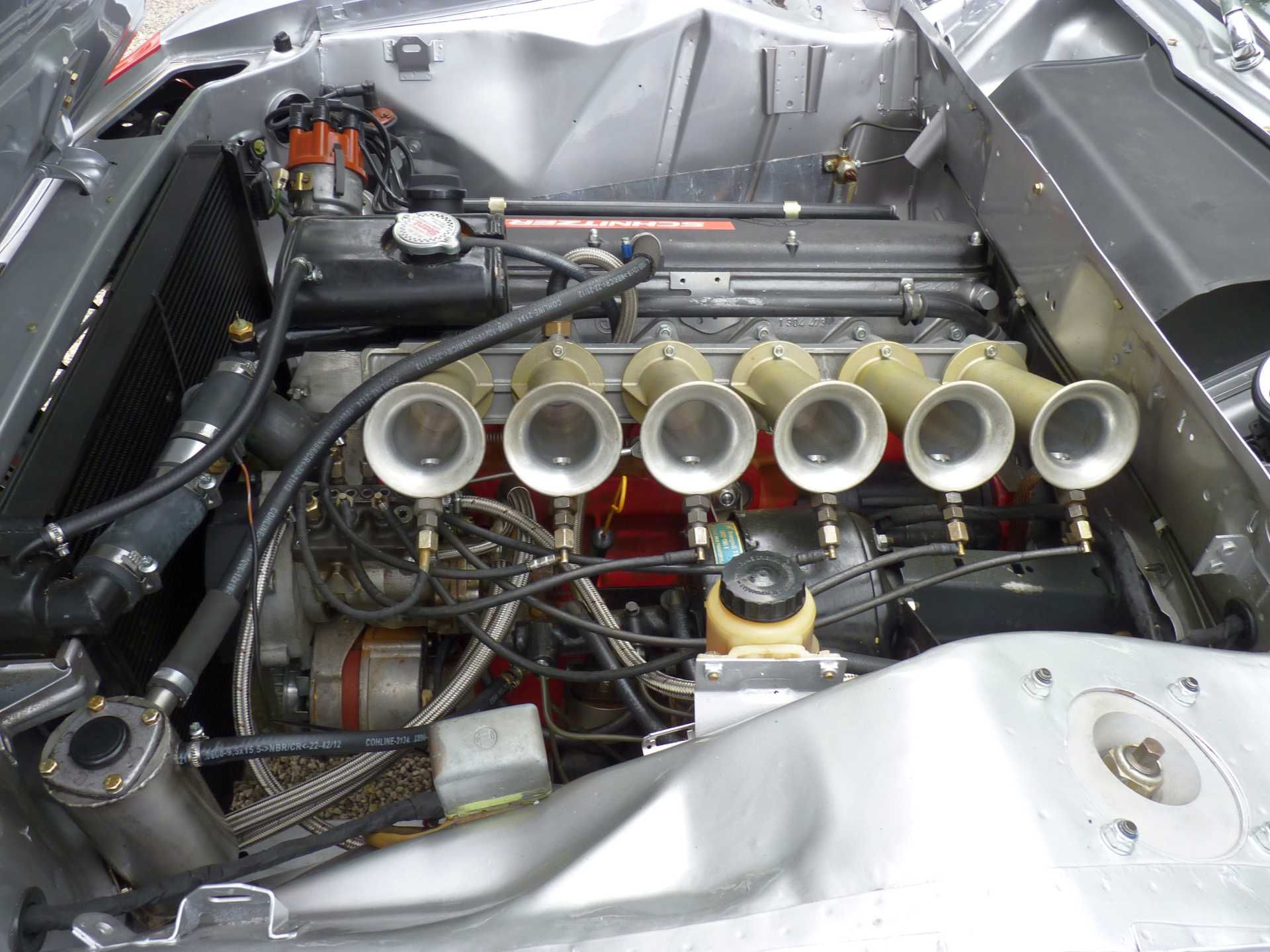 Eine Nahaufnahme eines Automotors mit vielen Auspuffrohren