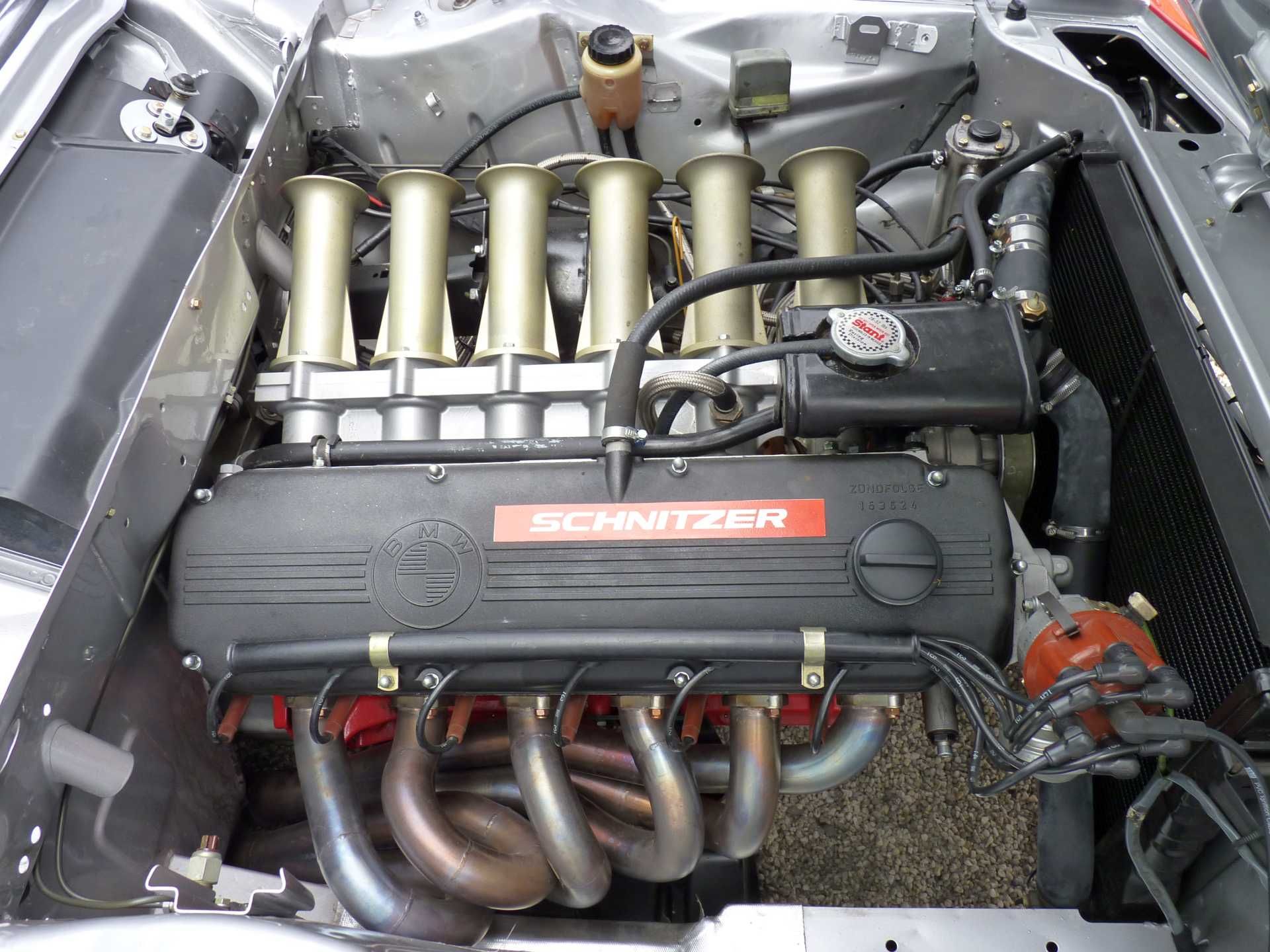 Der Motor eines Schnitzer-Autos wird gezeigt