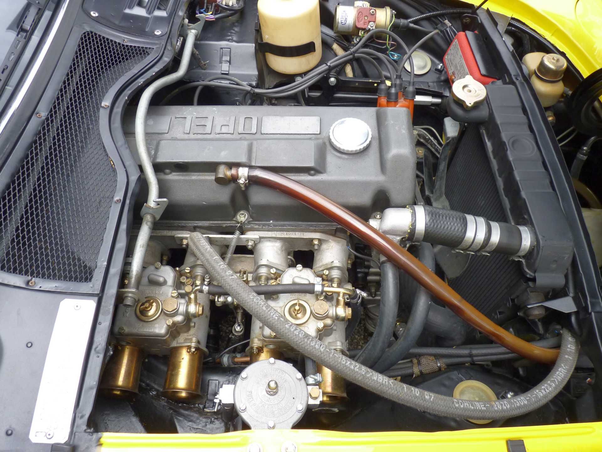 Eine Nahaufnahme des Motors eines gelben Autos