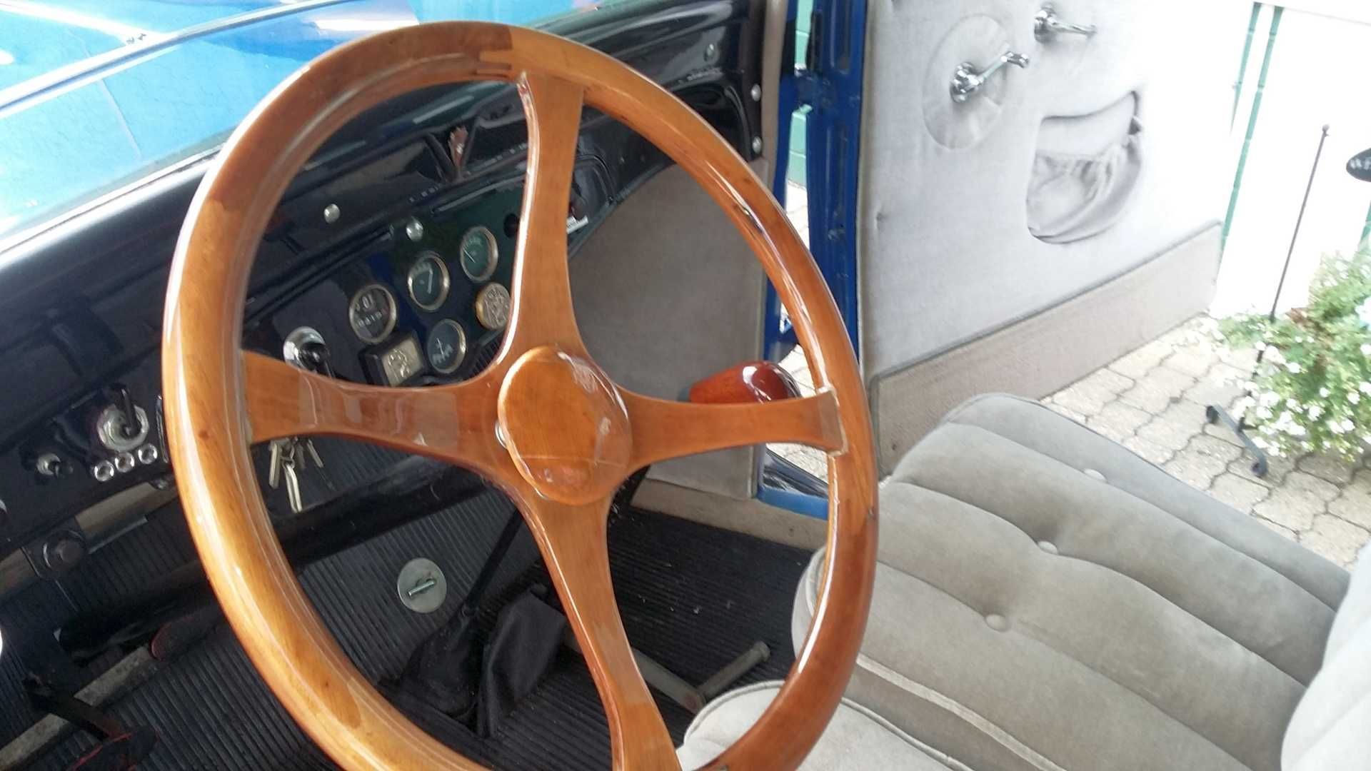 Ein Holzlenkrad sitzt in einem Auto