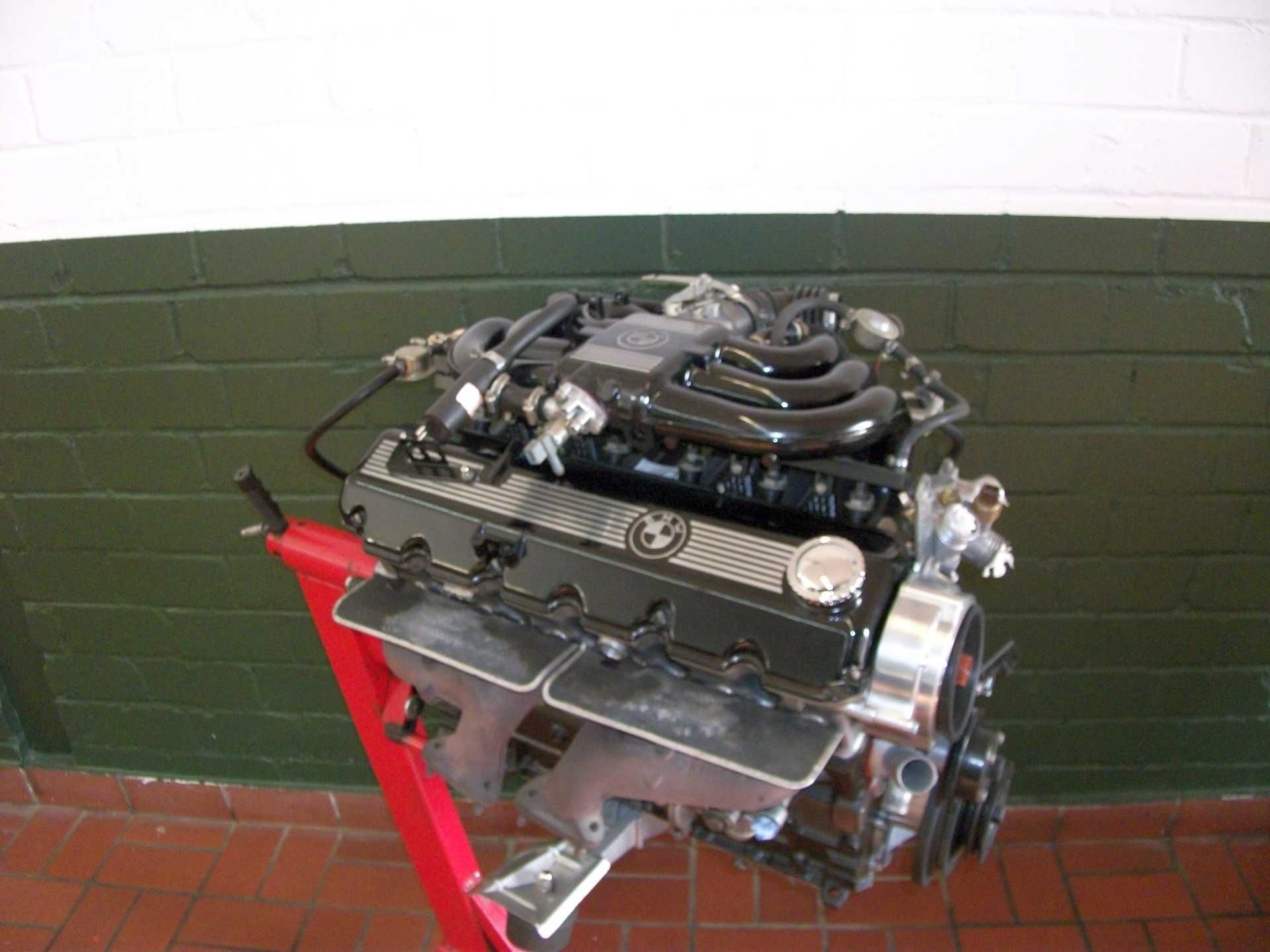 Ein BMW-Motor sitzt auf einem roten Ständer