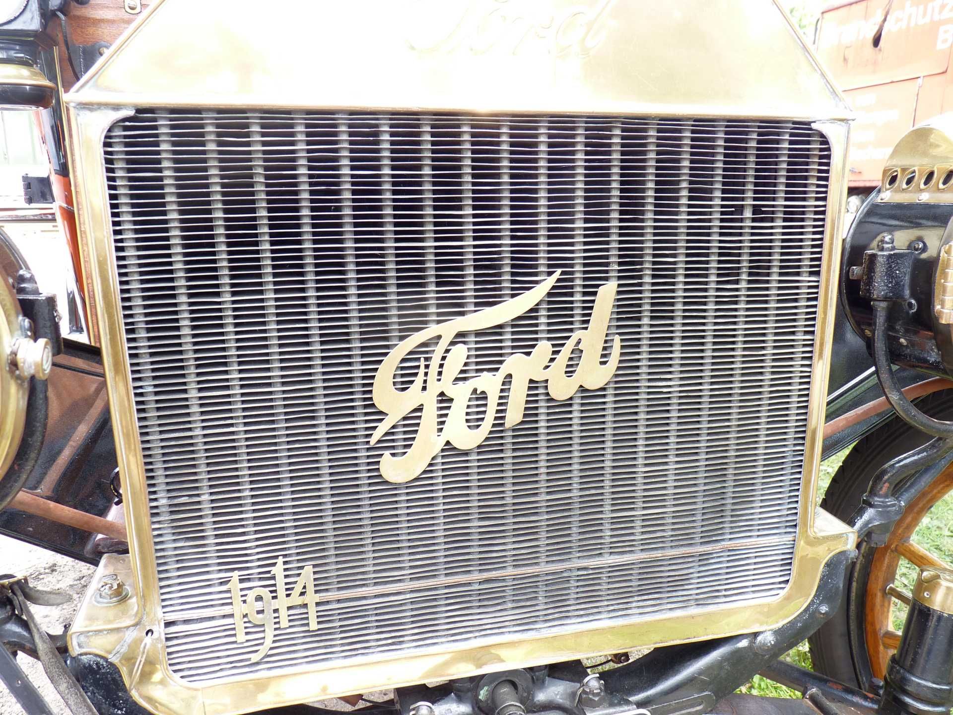 Eine Nahaufnahme von einem Ford-Kühler an einem Auto