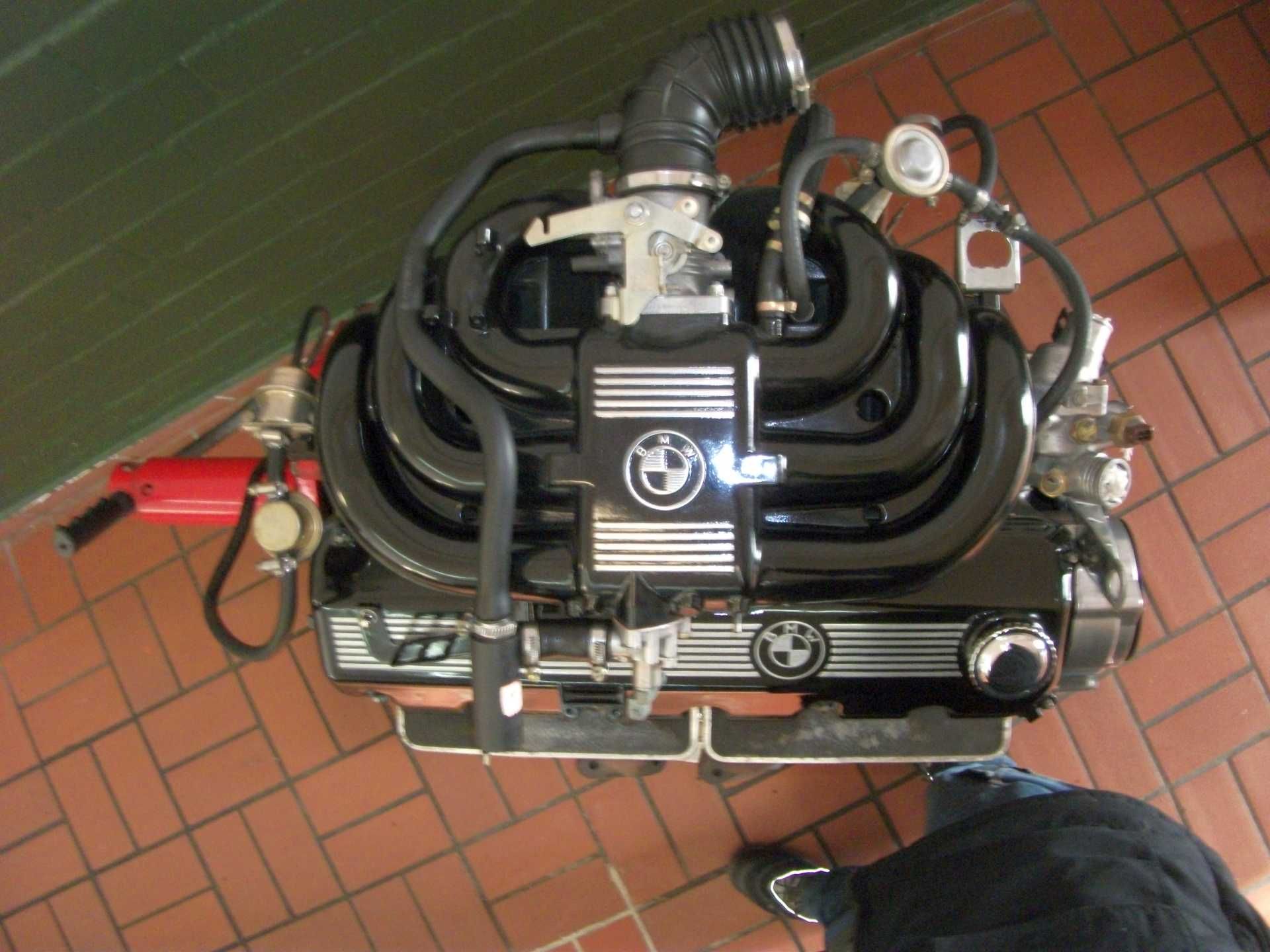 Ein BMW-Motor sitzt auf einem Ziegelboden