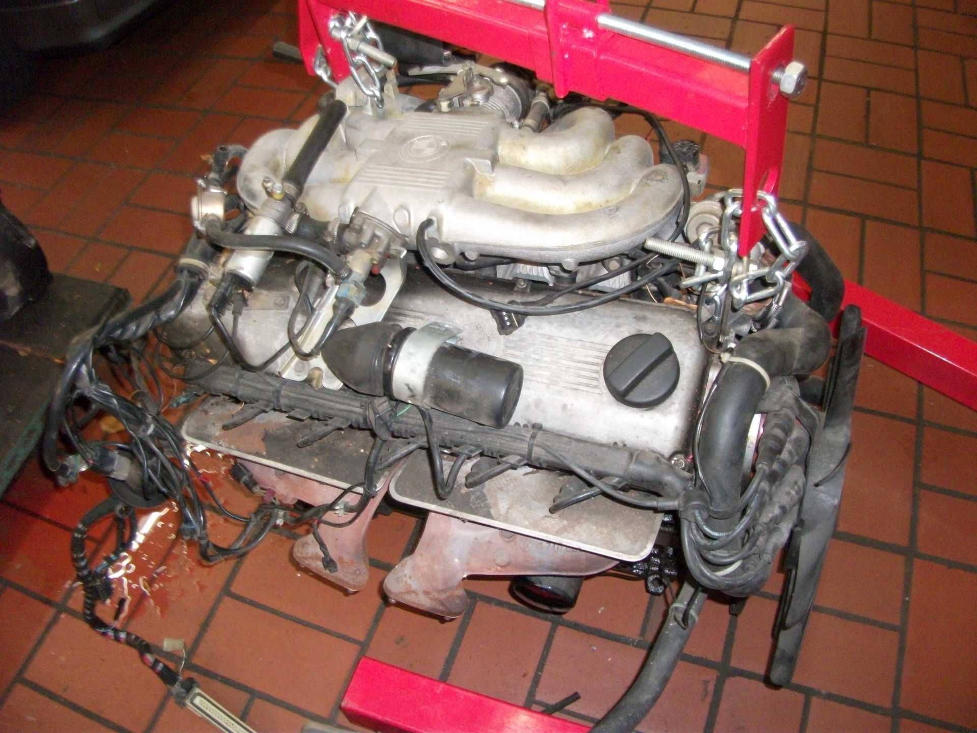 Ein Automotor sitzt auf einem roten Ständer