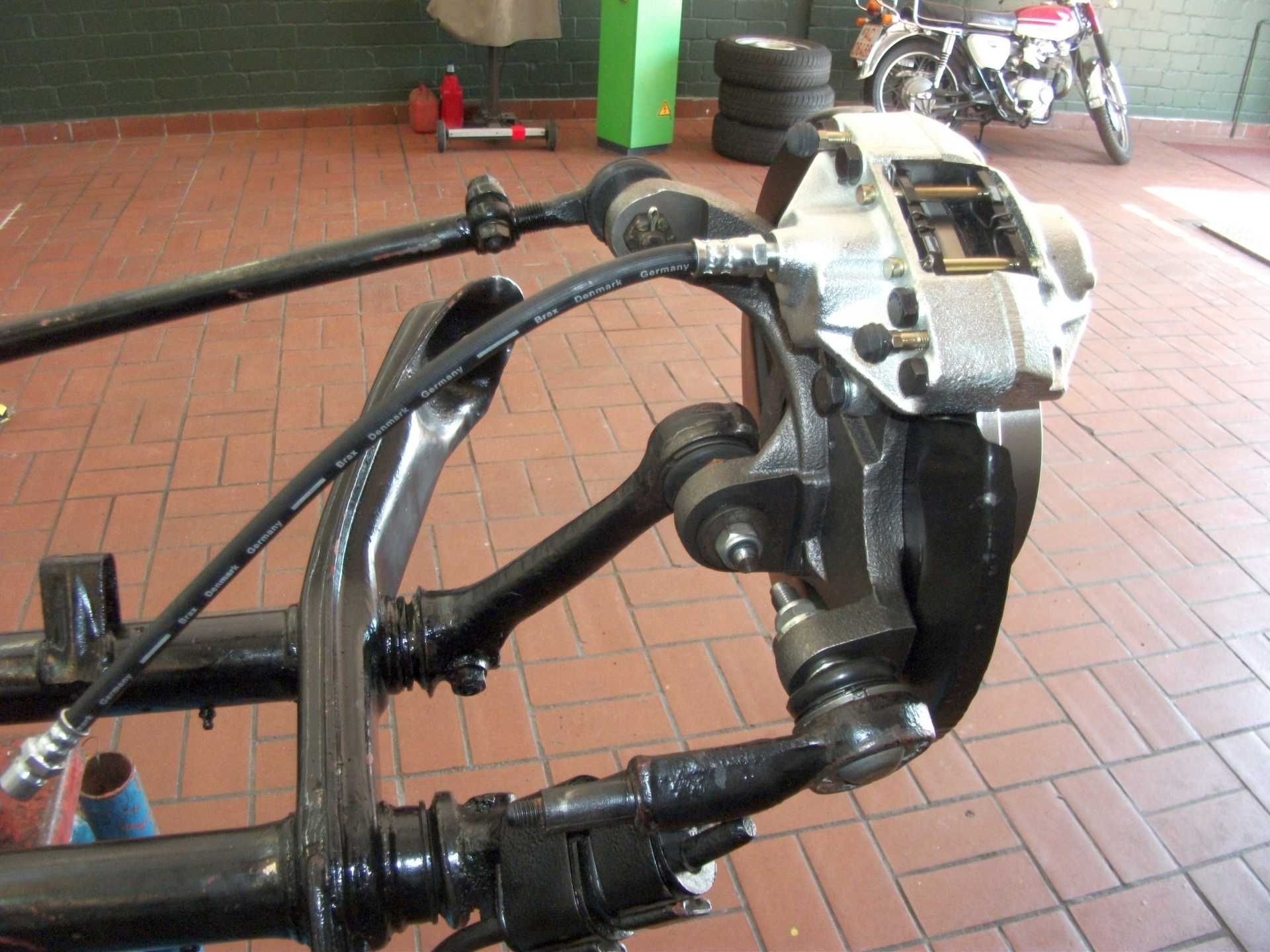 Eine Nahaufnahme von einem Bremssattel auf einem Motorrad