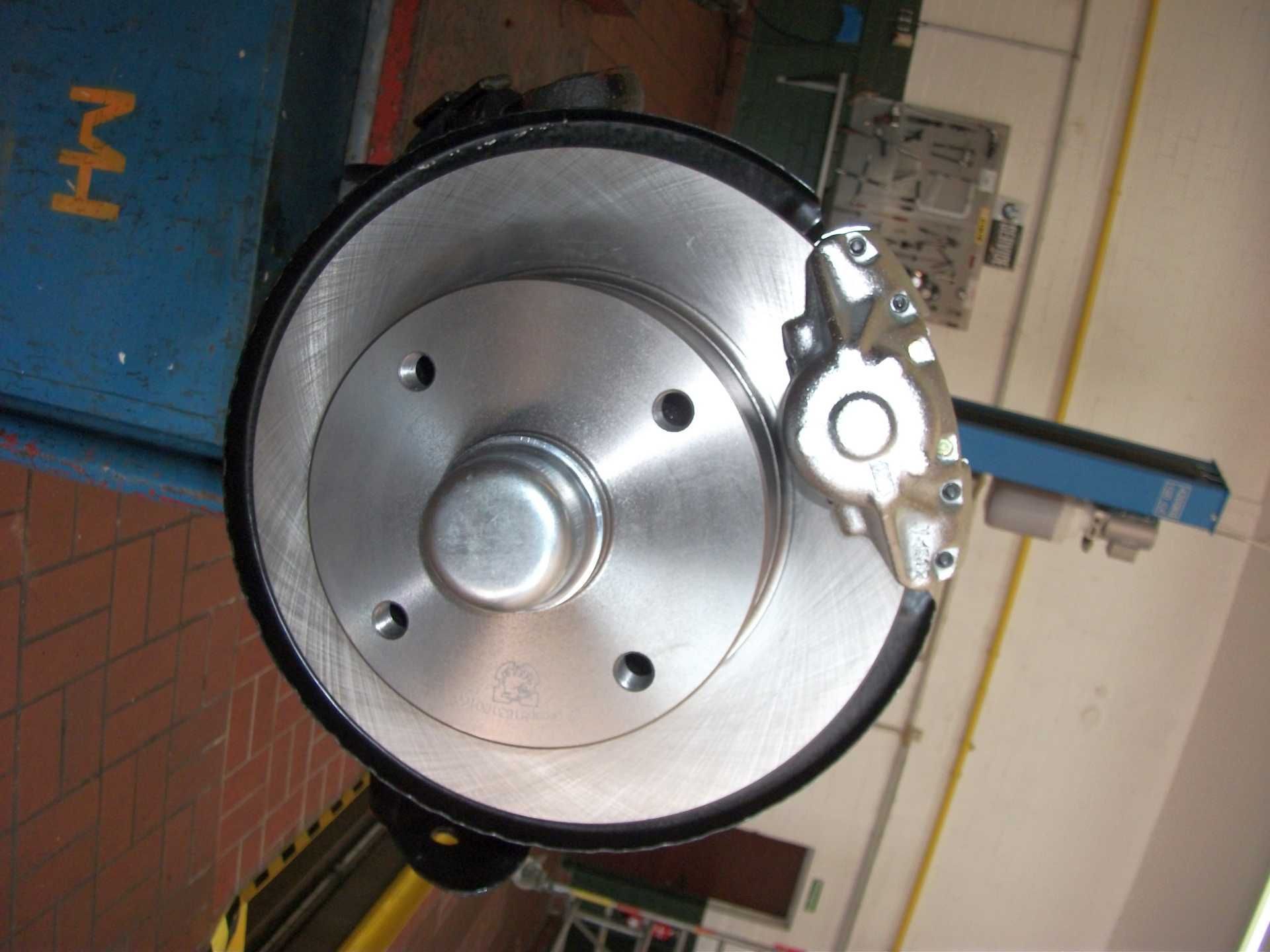 Eine Nahaufnahme einer Bremsscheibe mit dem Buchstaben M darauf