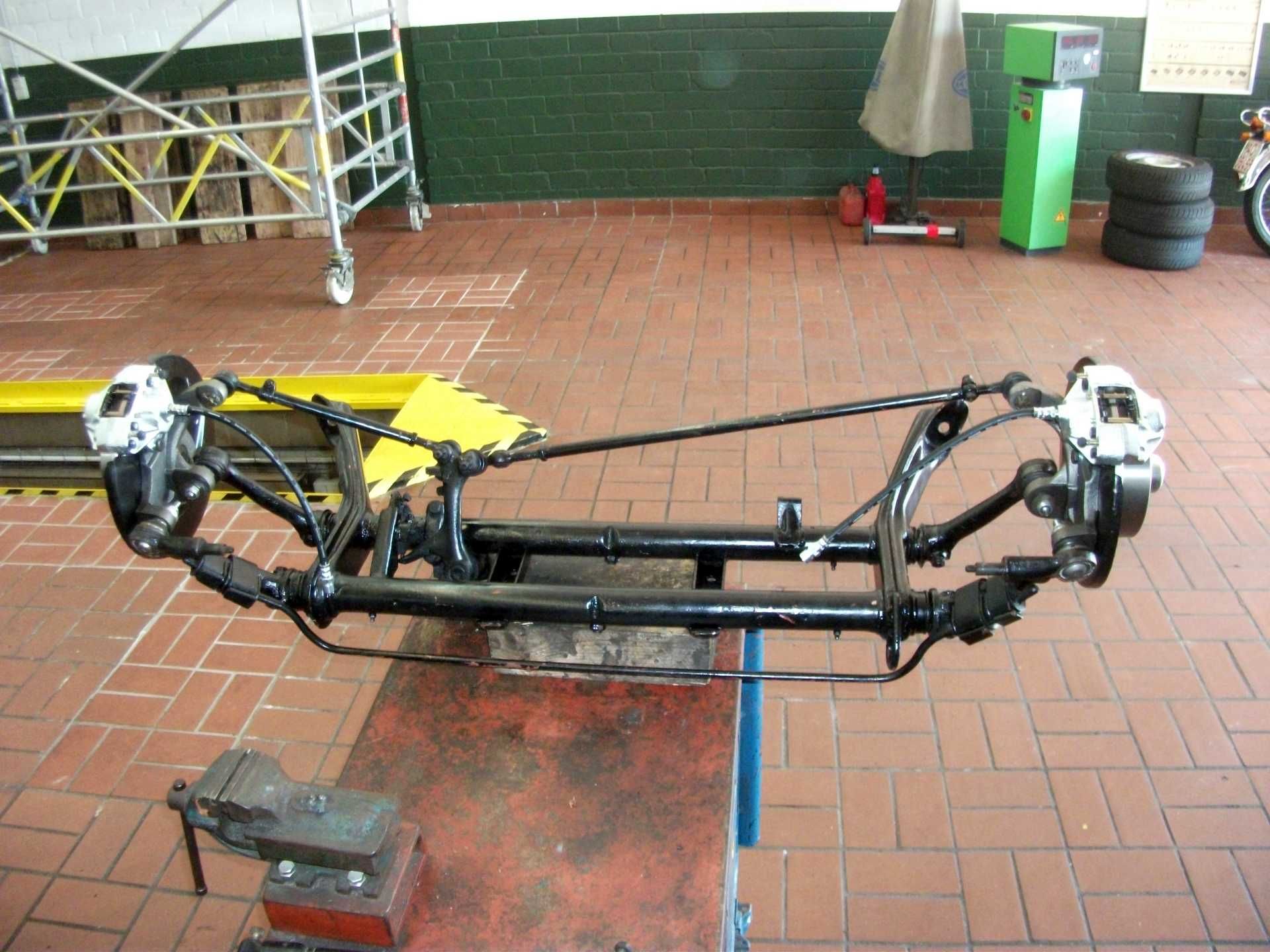 Ein Stück Metall liegt auf einem Tisch in einer Garage