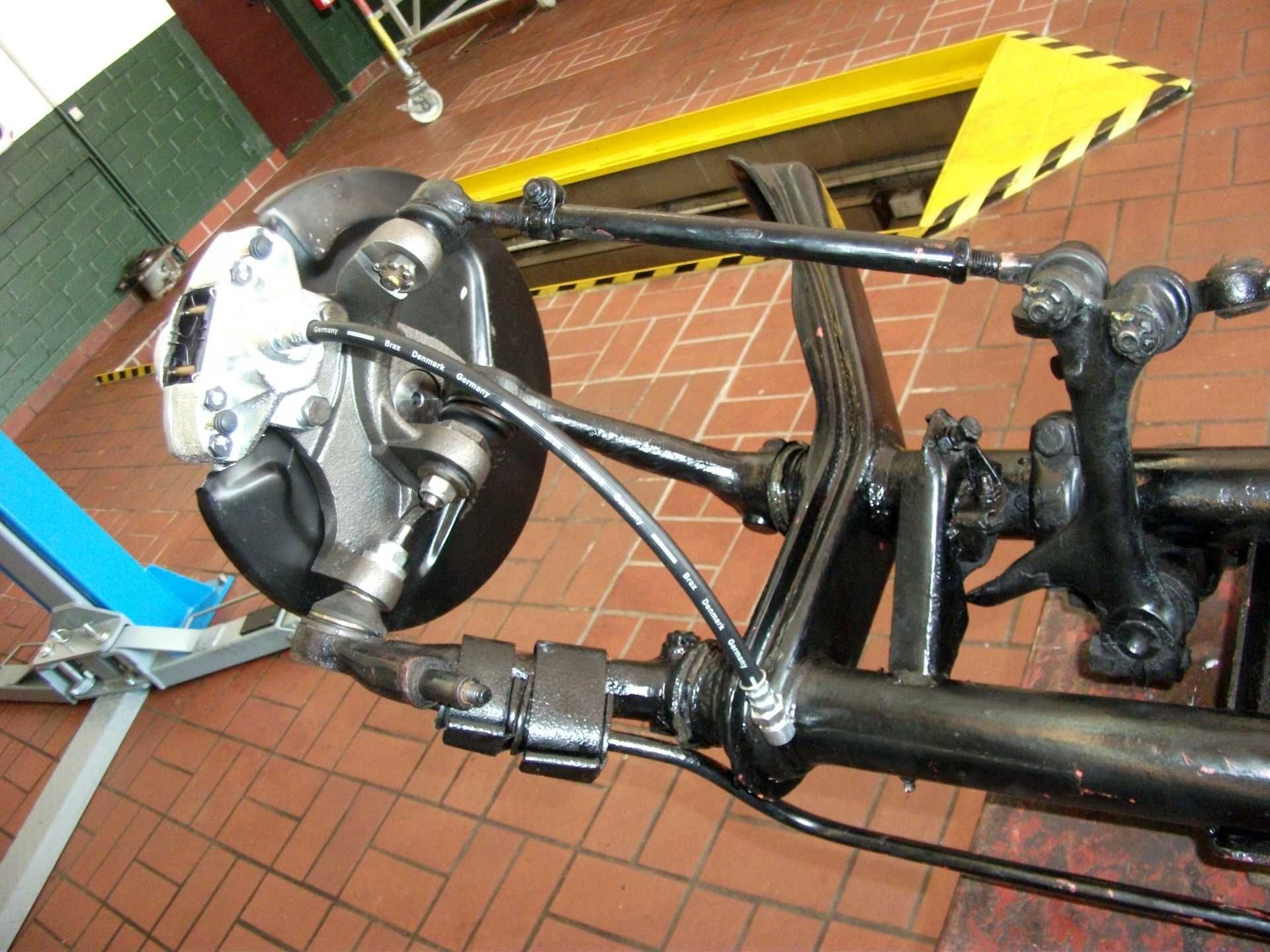 Eine Nahaufnahme einer Autoaufhängung auf einem Ziegelboden