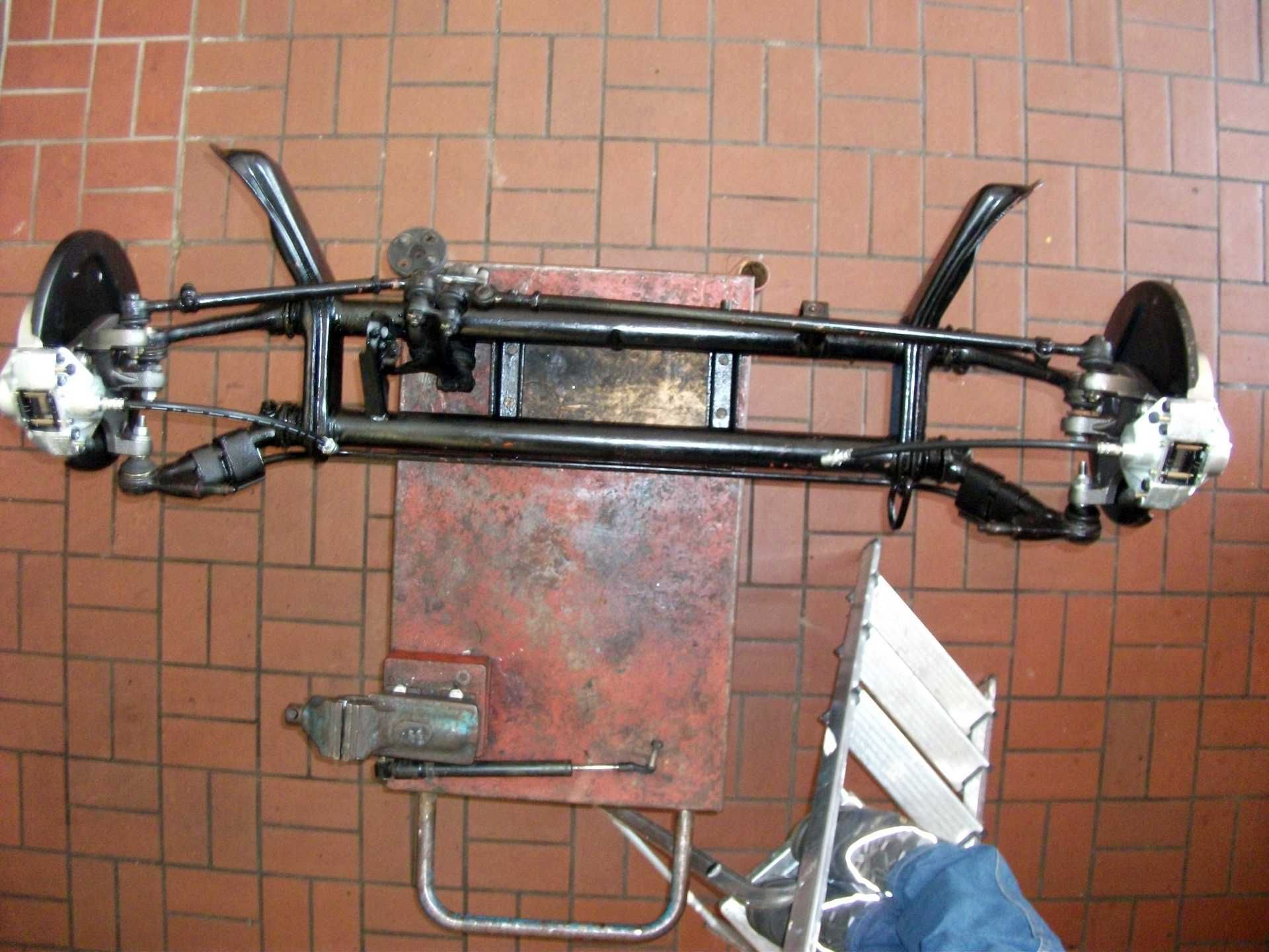 Ein Stück Metall liegt auf einem Tisch neben einem Stuhl