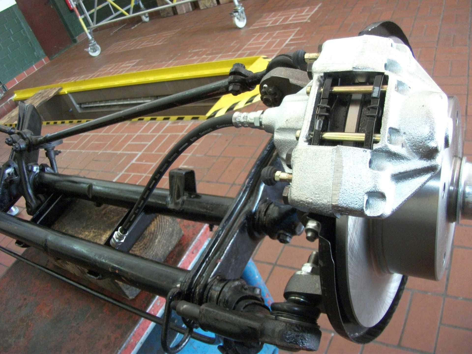 Eine Nahaufnahme von einem Bremssattel an einem Auto