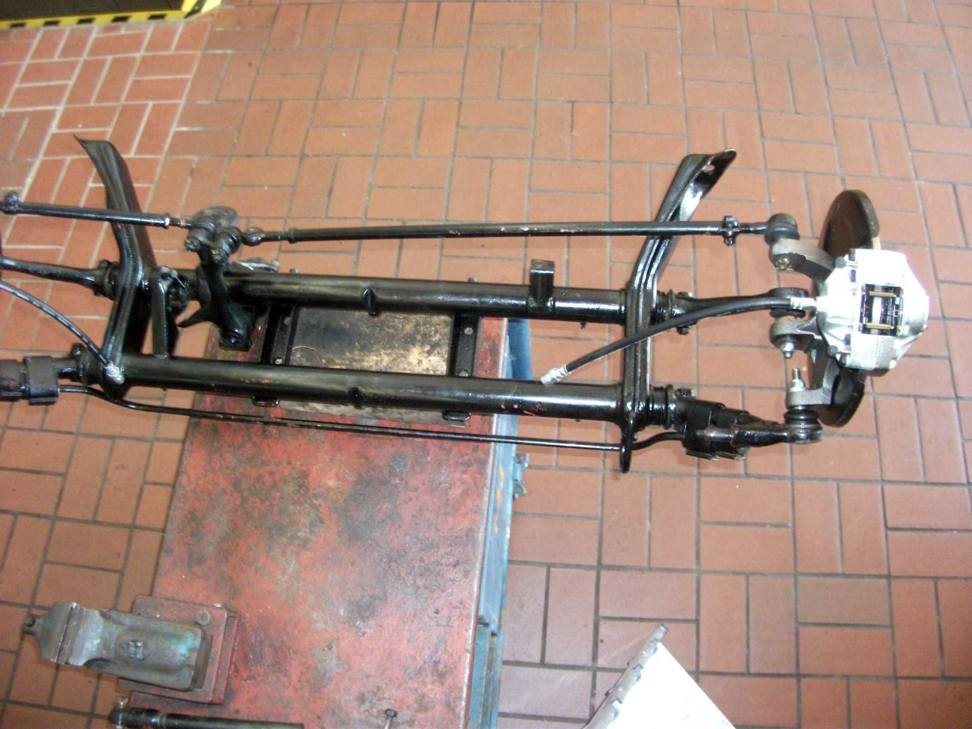 Ein Maschinenteil steht auf einem gefliesten Boden