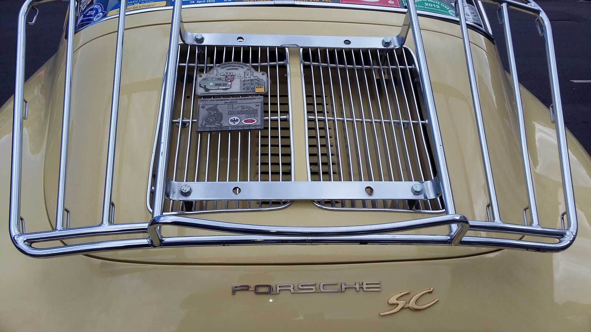 Die Motorhaube eines Porsche mit einem daran befestigten Gepäckträger