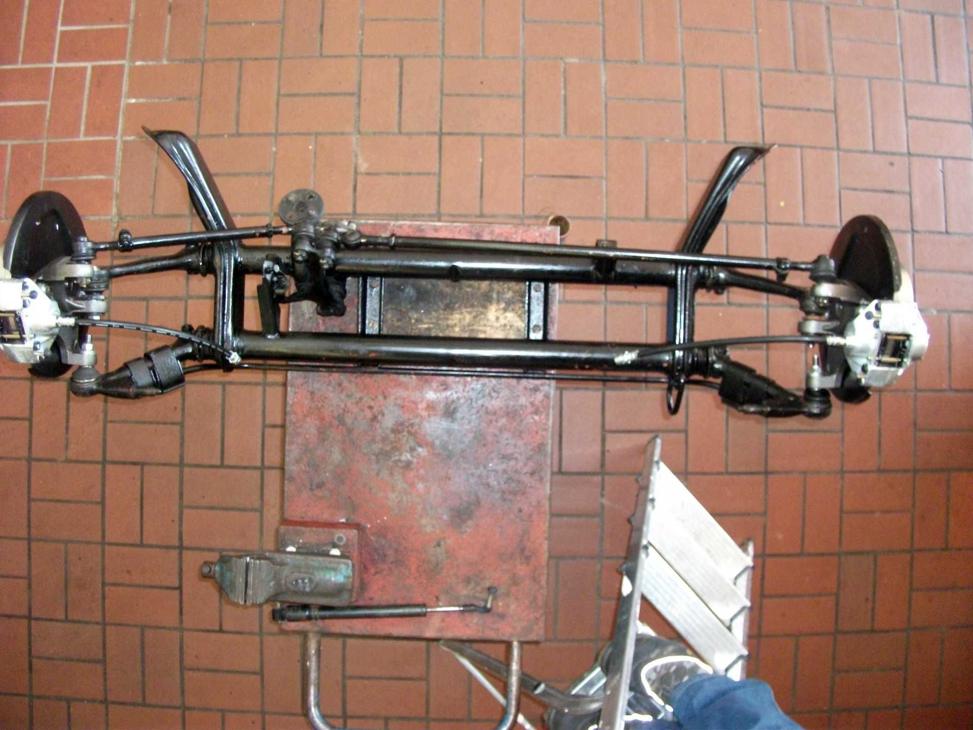 Ein Stück Metall liegt auf einem Tisch auf einem gefliesten Boden