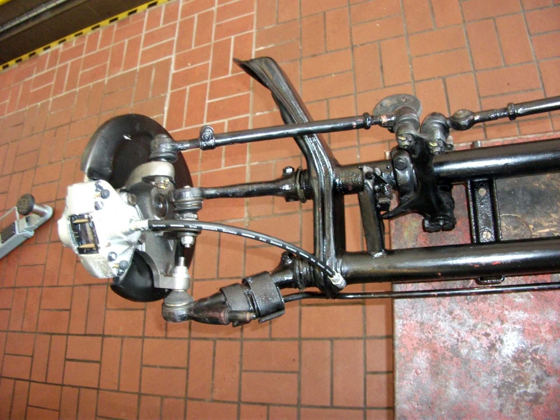 Eine Nahaufnahme eines Bremssystems auf einem Ziegelboden
