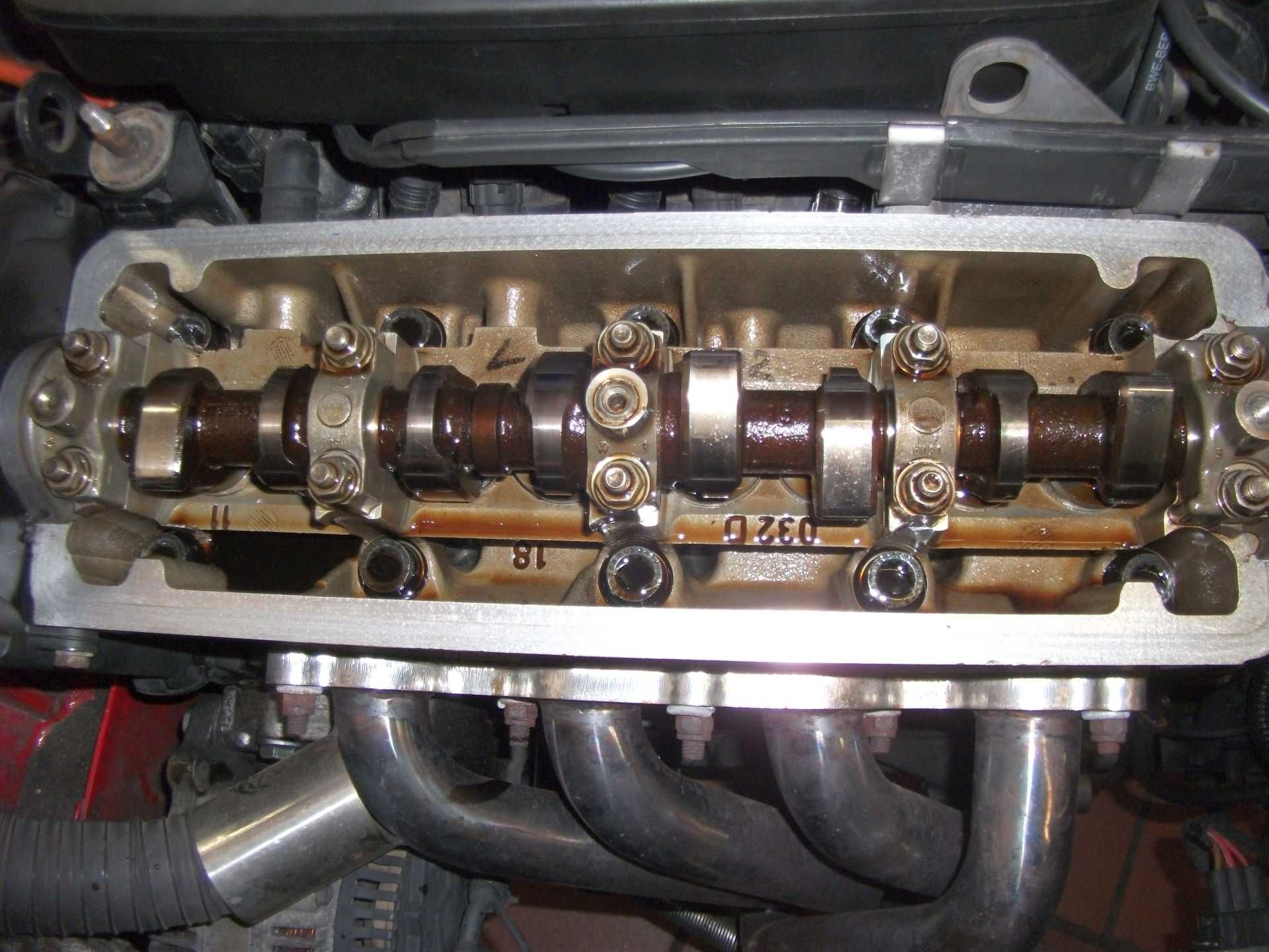 Eine Nahaufnahme von einem Zylinderkopf eines Automotors