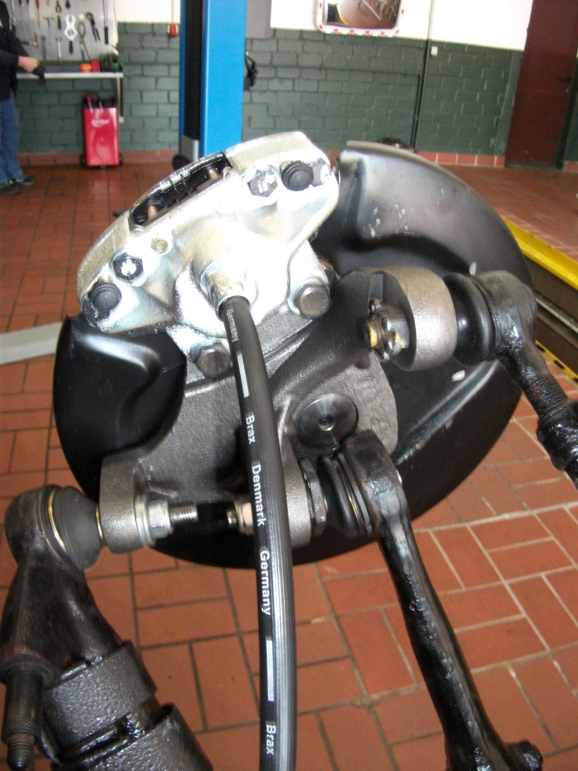 Eine Nahaufnahme einer Bremsscheibe mit einem daran befestigten Schlauch