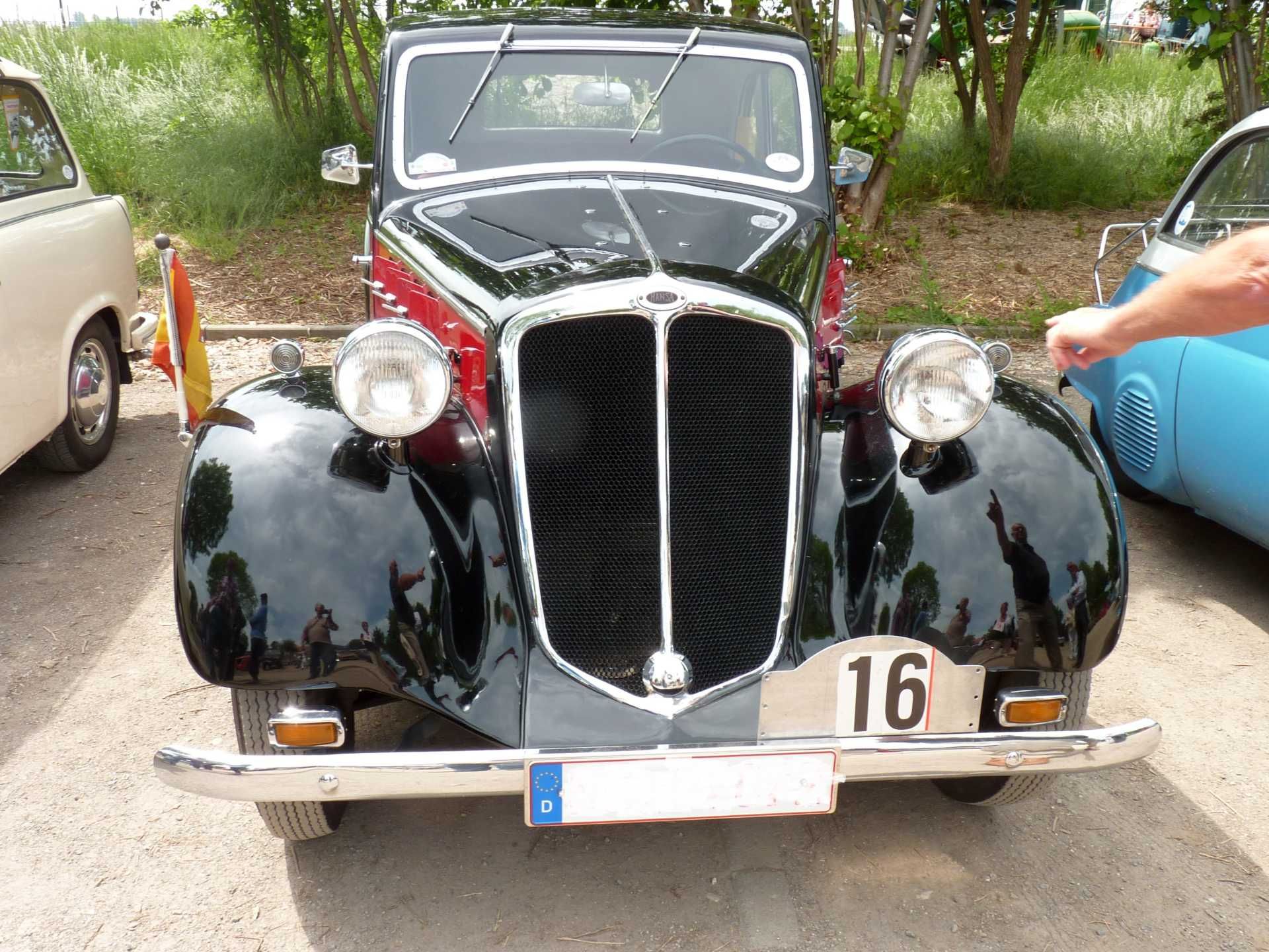 Ein schwarzes Auto mit einem Nummernschild mit der Aufschrift 16