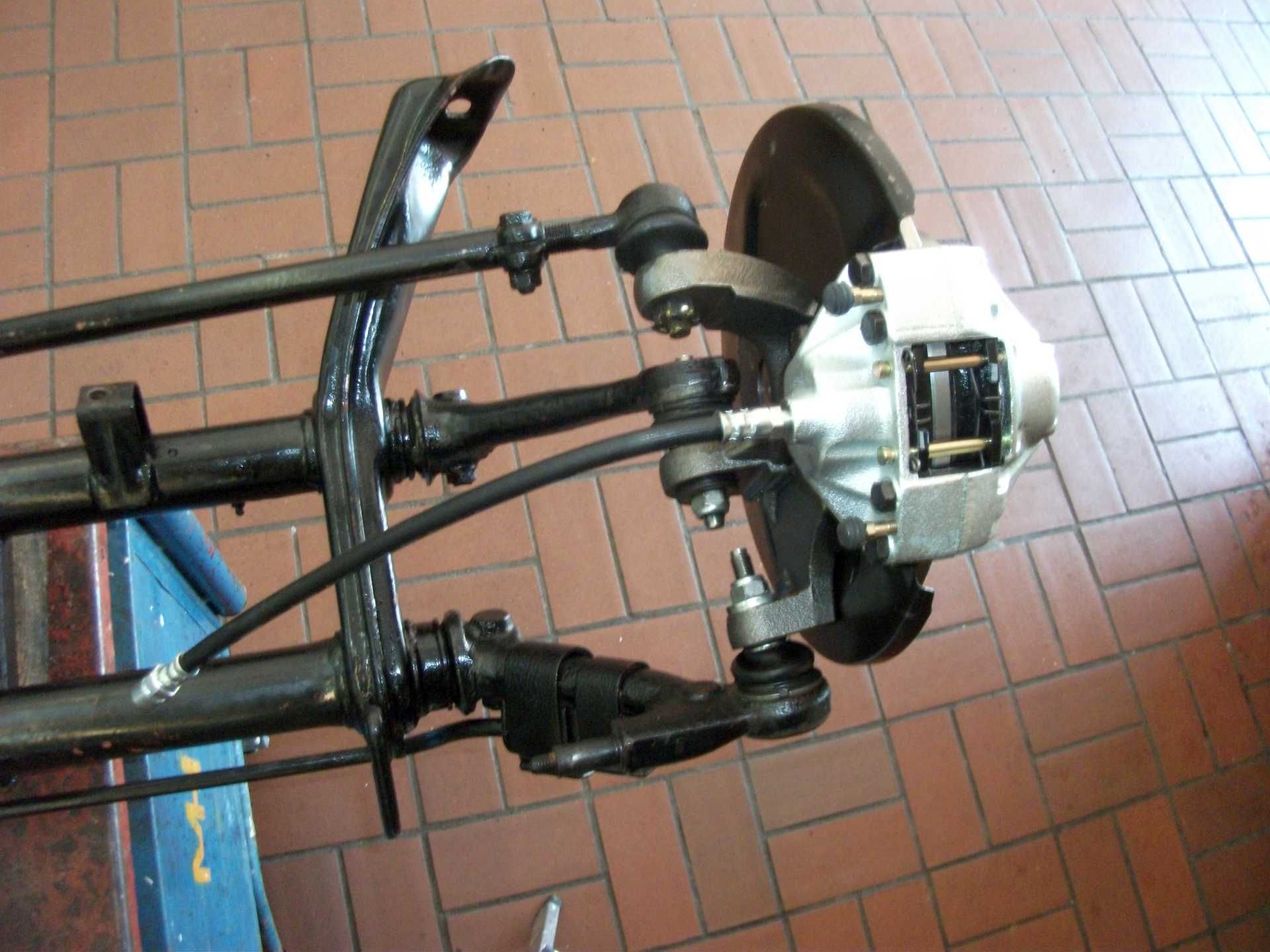 Eine Nahaufnahme eines Bremssystems auf einem Ziegelboden