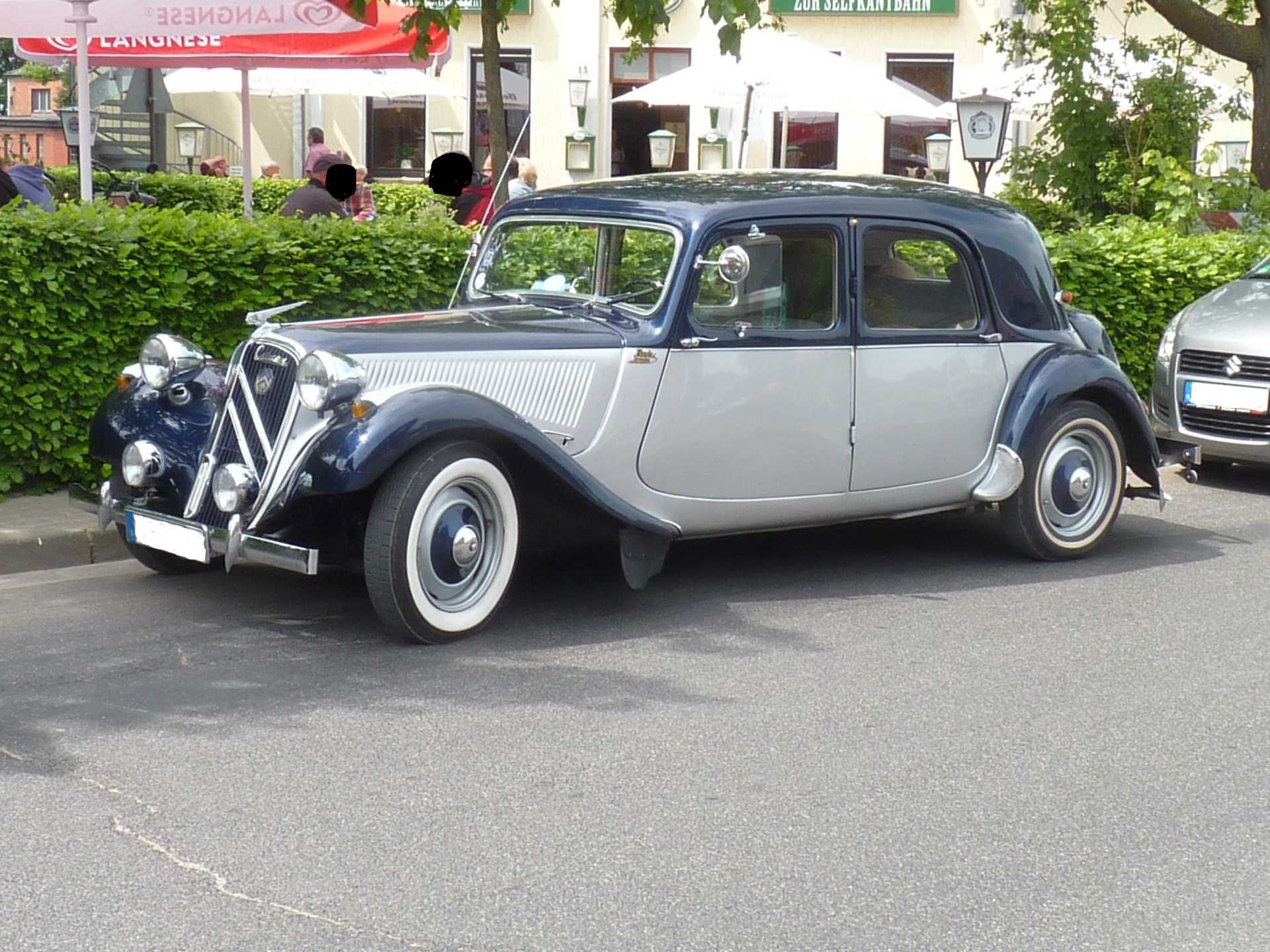 Ein altes Auto steht am Straßenrand