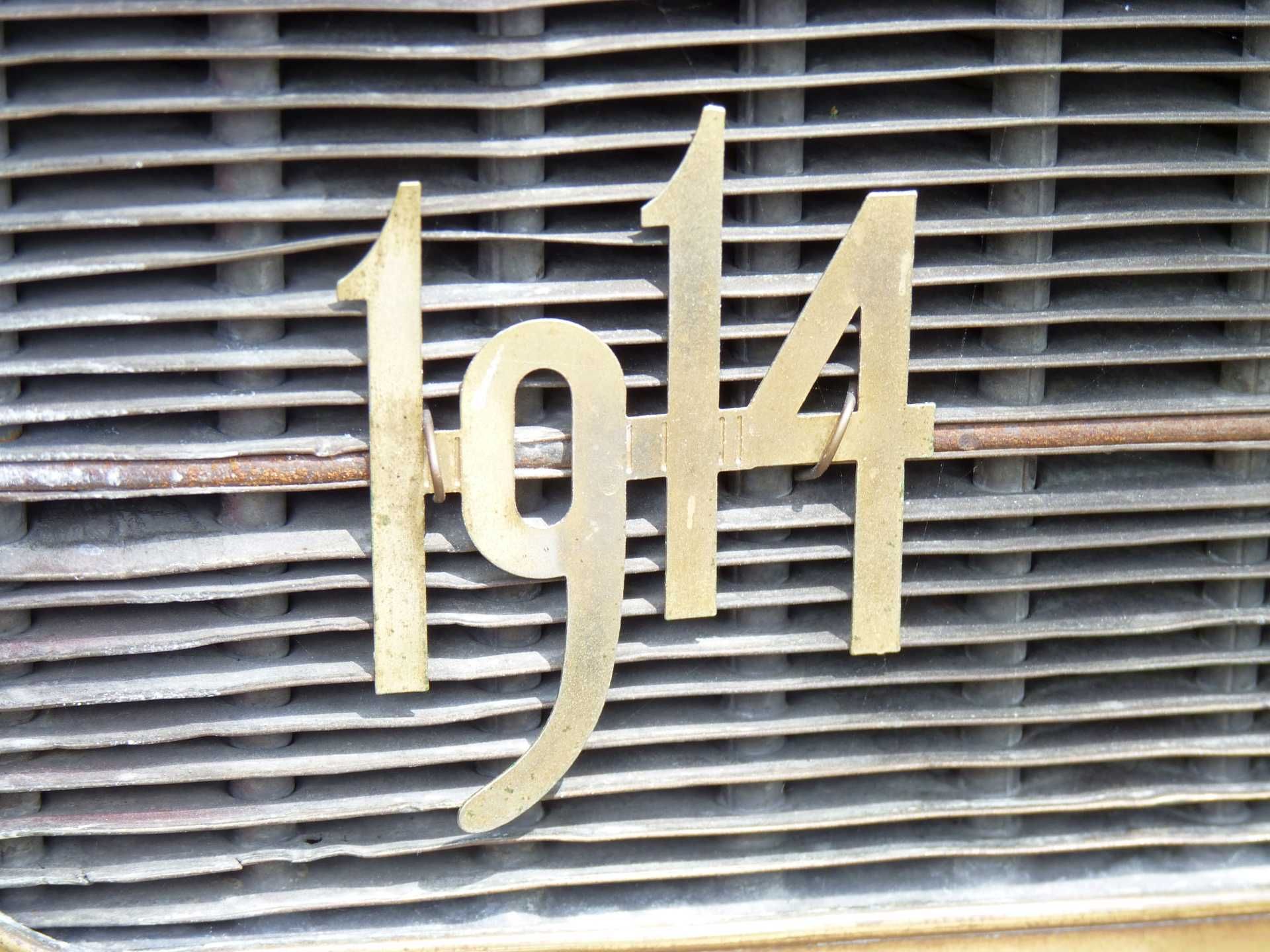 Ein Kühlergrill mit der Jahreszahl 1914