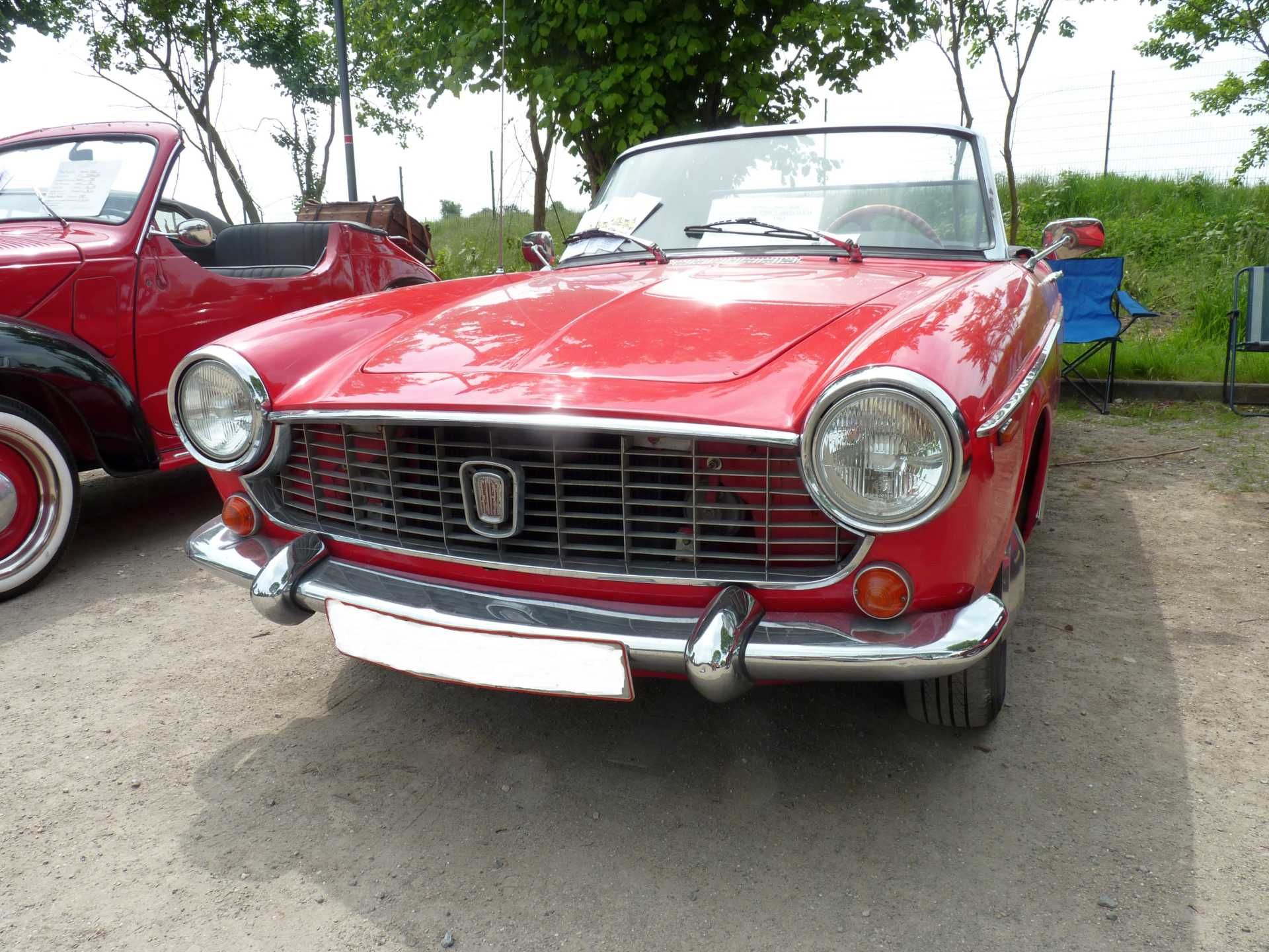 Ein rotes Auto mit dem Buchstaben O auf der Vorderseite