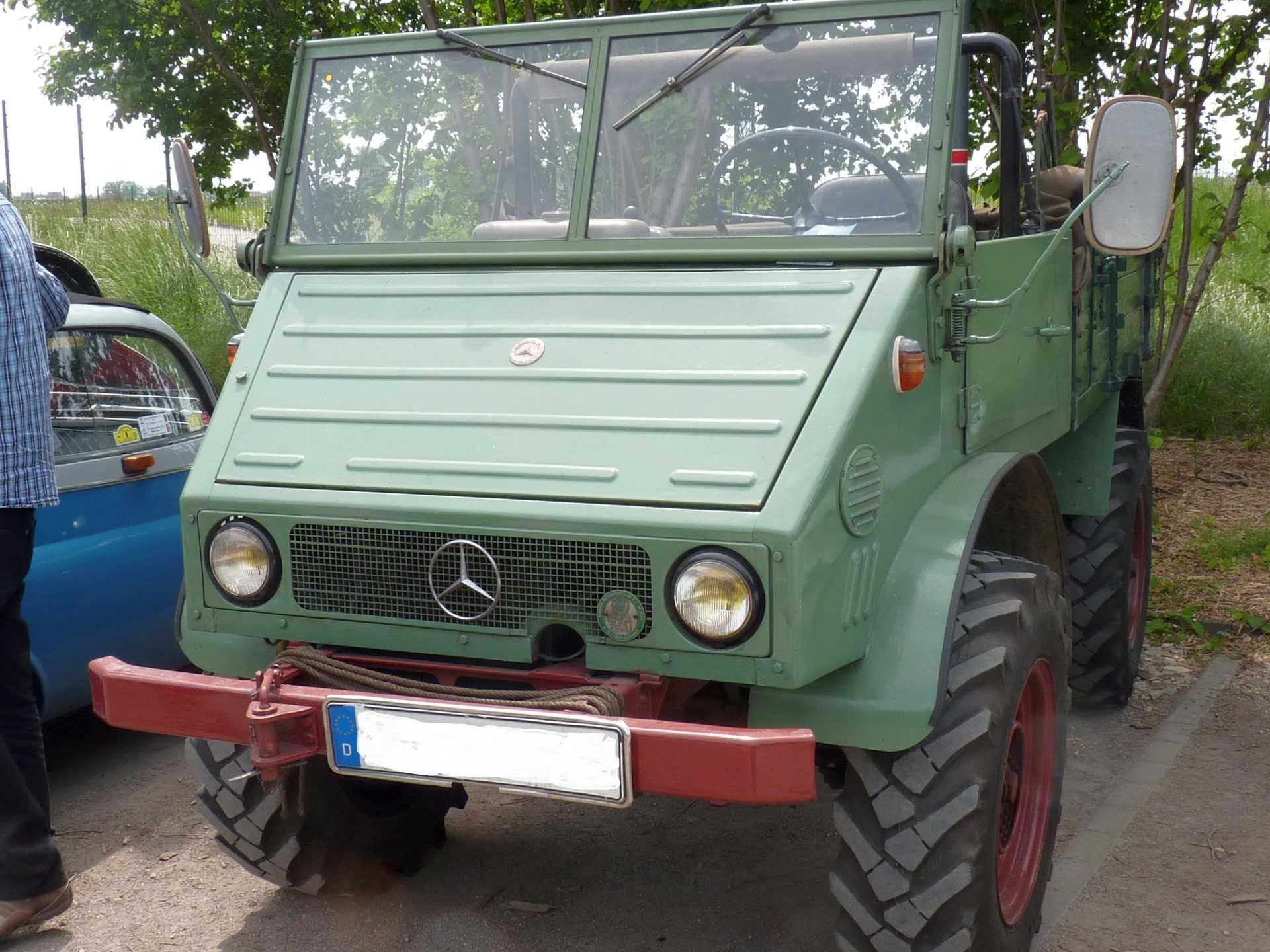 Ein grüner Mercedes-Truck steht am Straßenrand