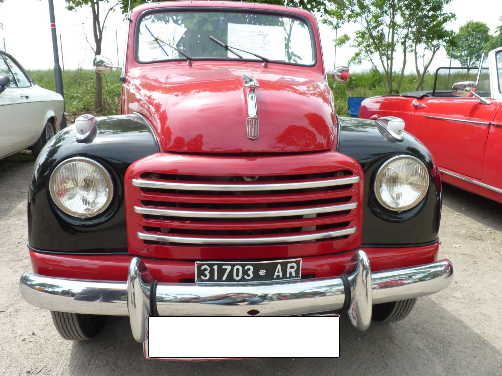 Ein rotes Auto mit einem Nummernschild, auf dem 31703 ar steht