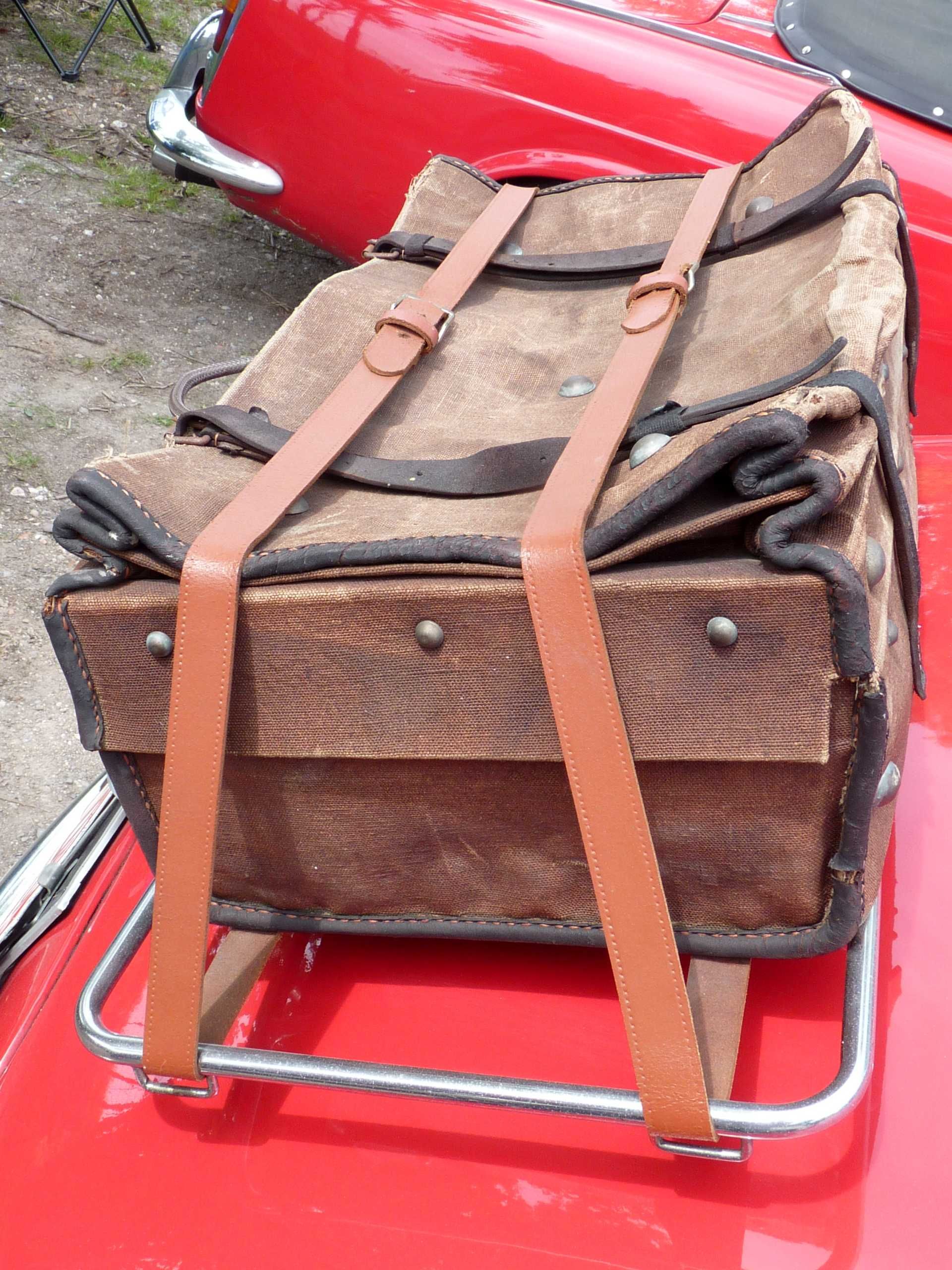 Ein rotes Auto mit einer braunen Tasche darauf