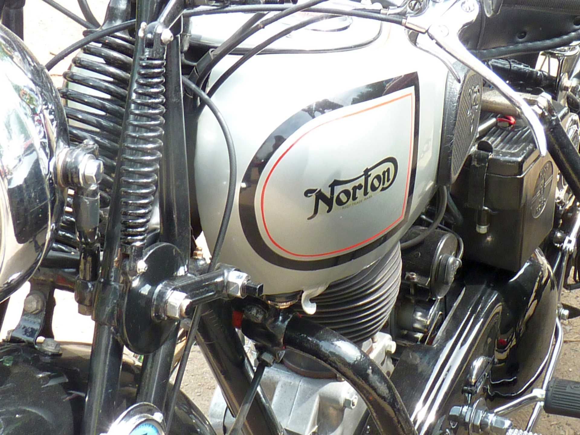 Ein Norton-Motorrad steht am Straßenrand
