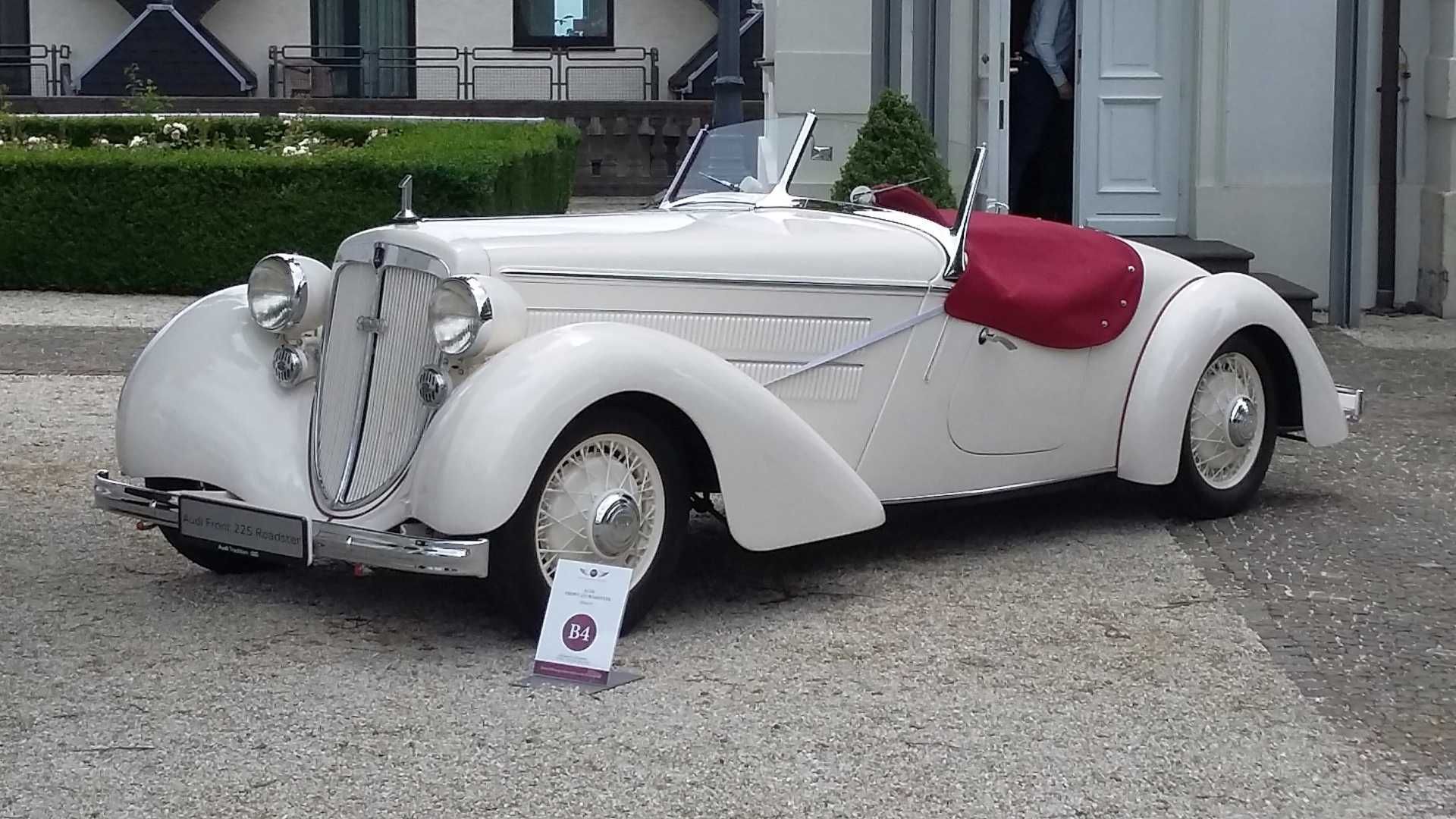 Ein weißes Auto mit einem roten Sitz steht vor einem Gebäude