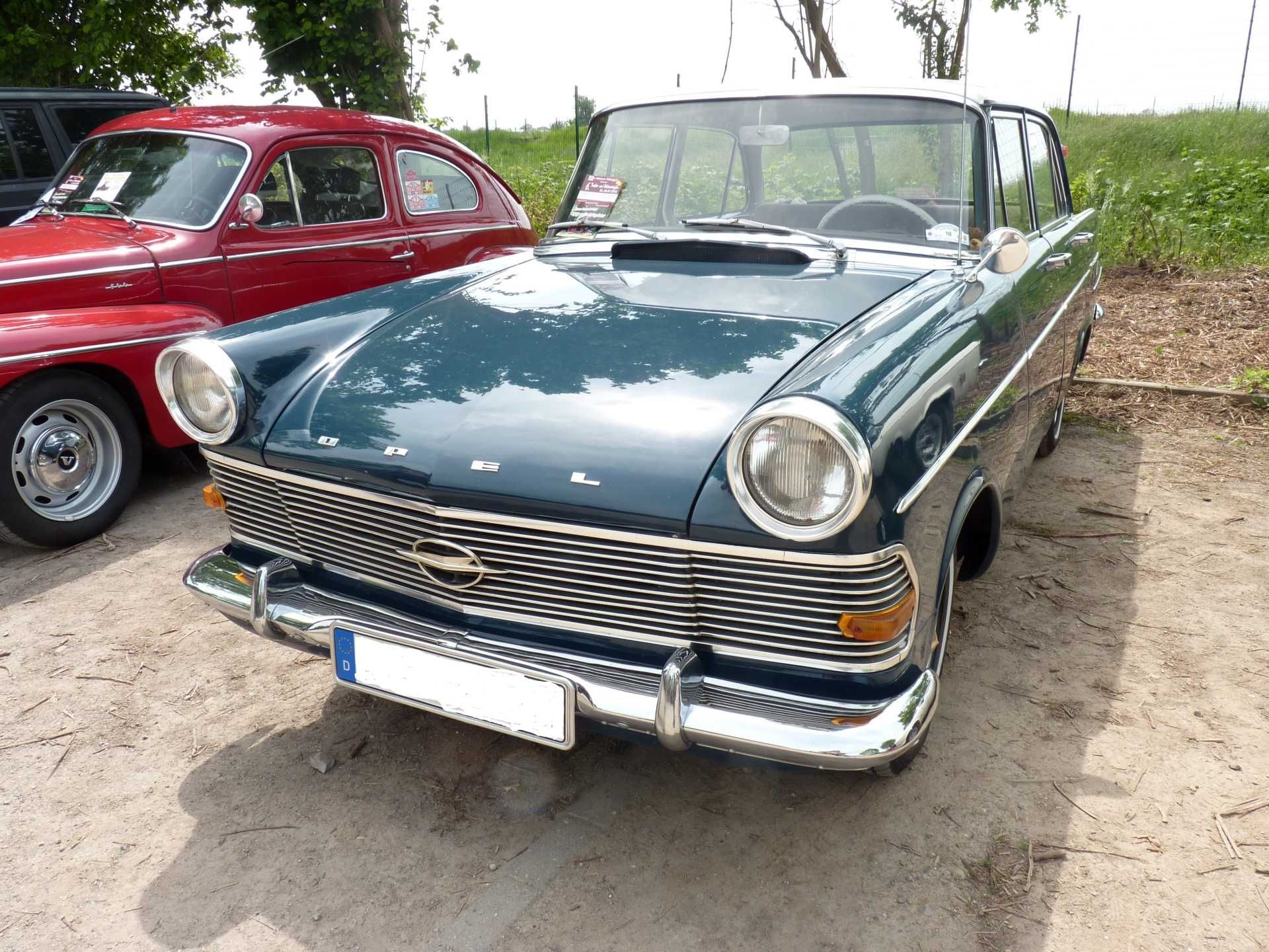 Ein blaues Auto parkt neben einem roten Auto