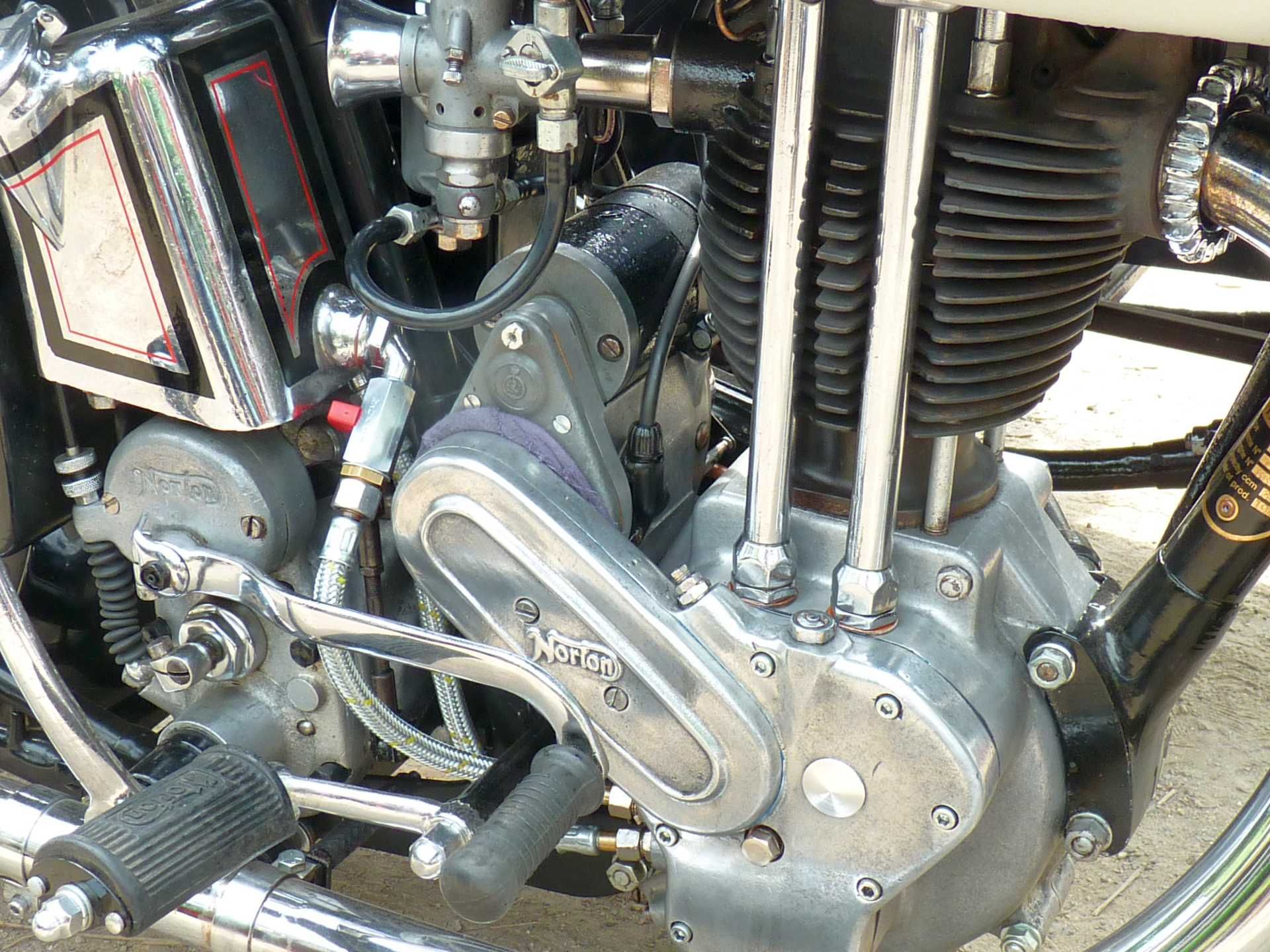 Eine Nahaufnahme von einem Motorradmotor mit dem Wort Norton darauf