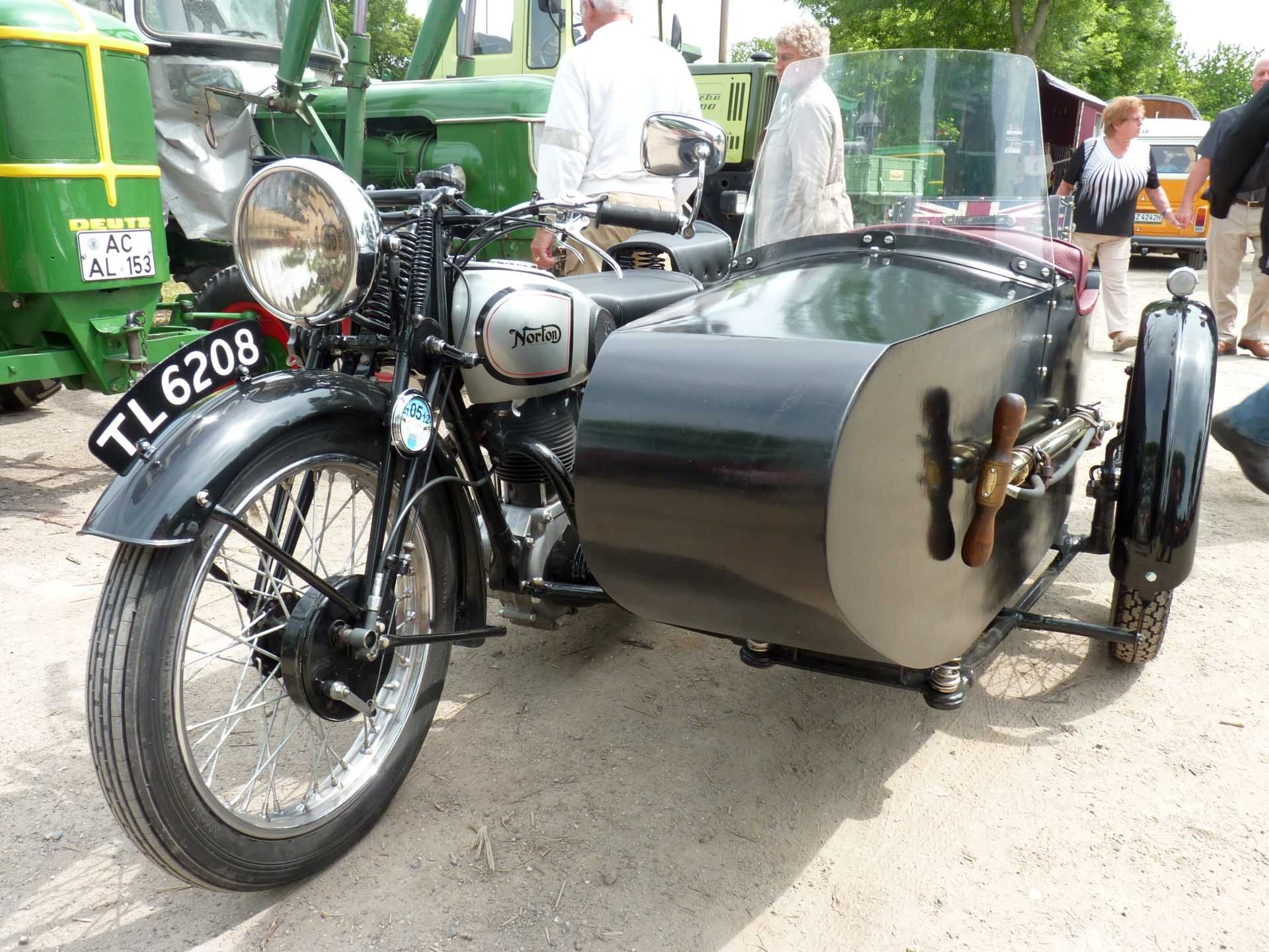 Ein Motorrad mit Beiwagen hat ein Nummernschild mit der Aufschrift tl 6208