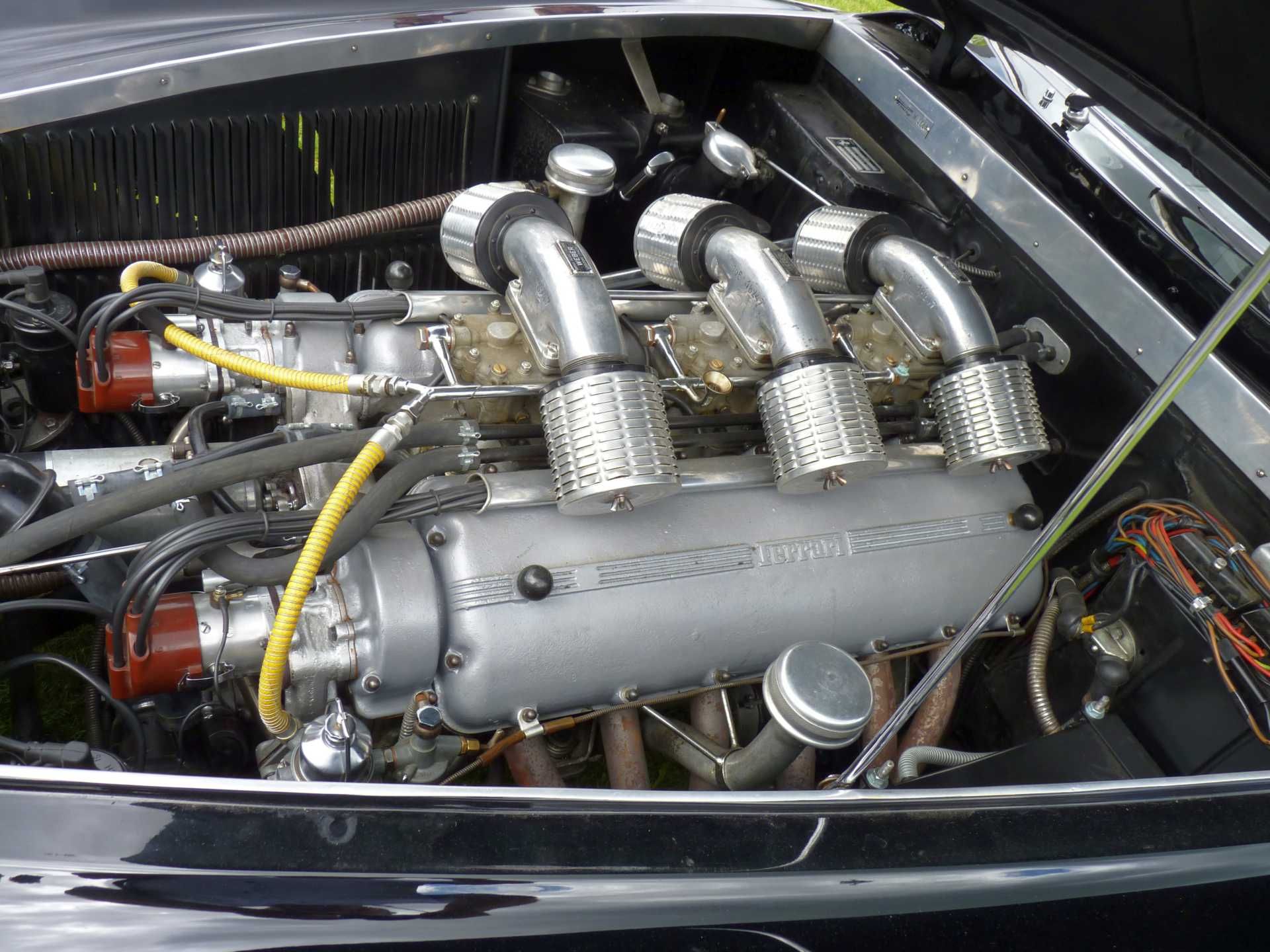 Eine Nahaufnahme eines Automotors mit geöffneter Motorhaube