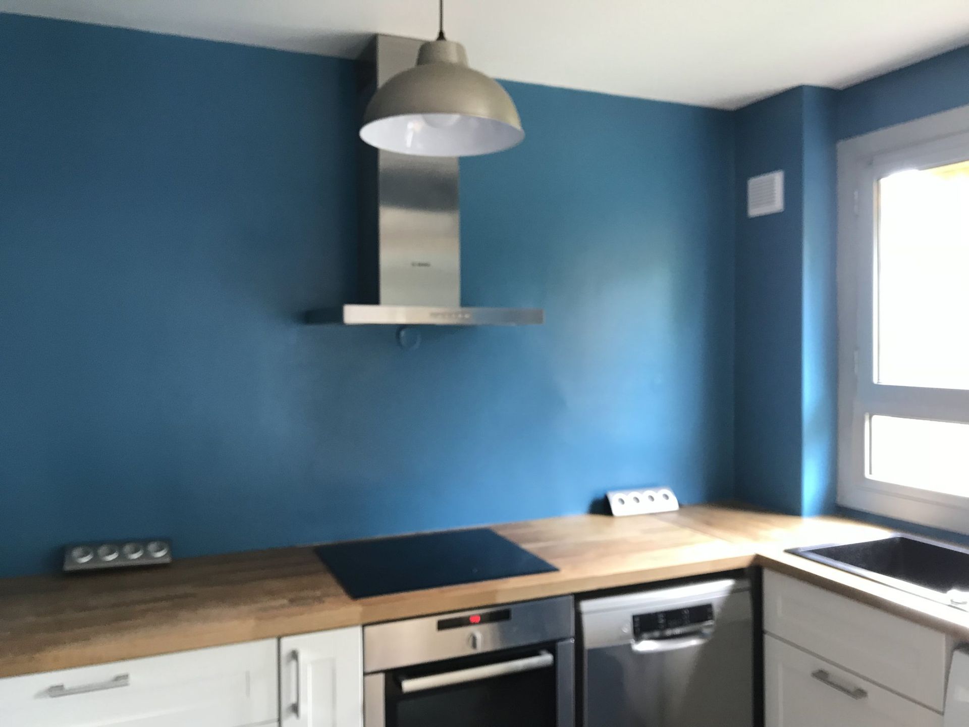 Cuisine peinte en bleu